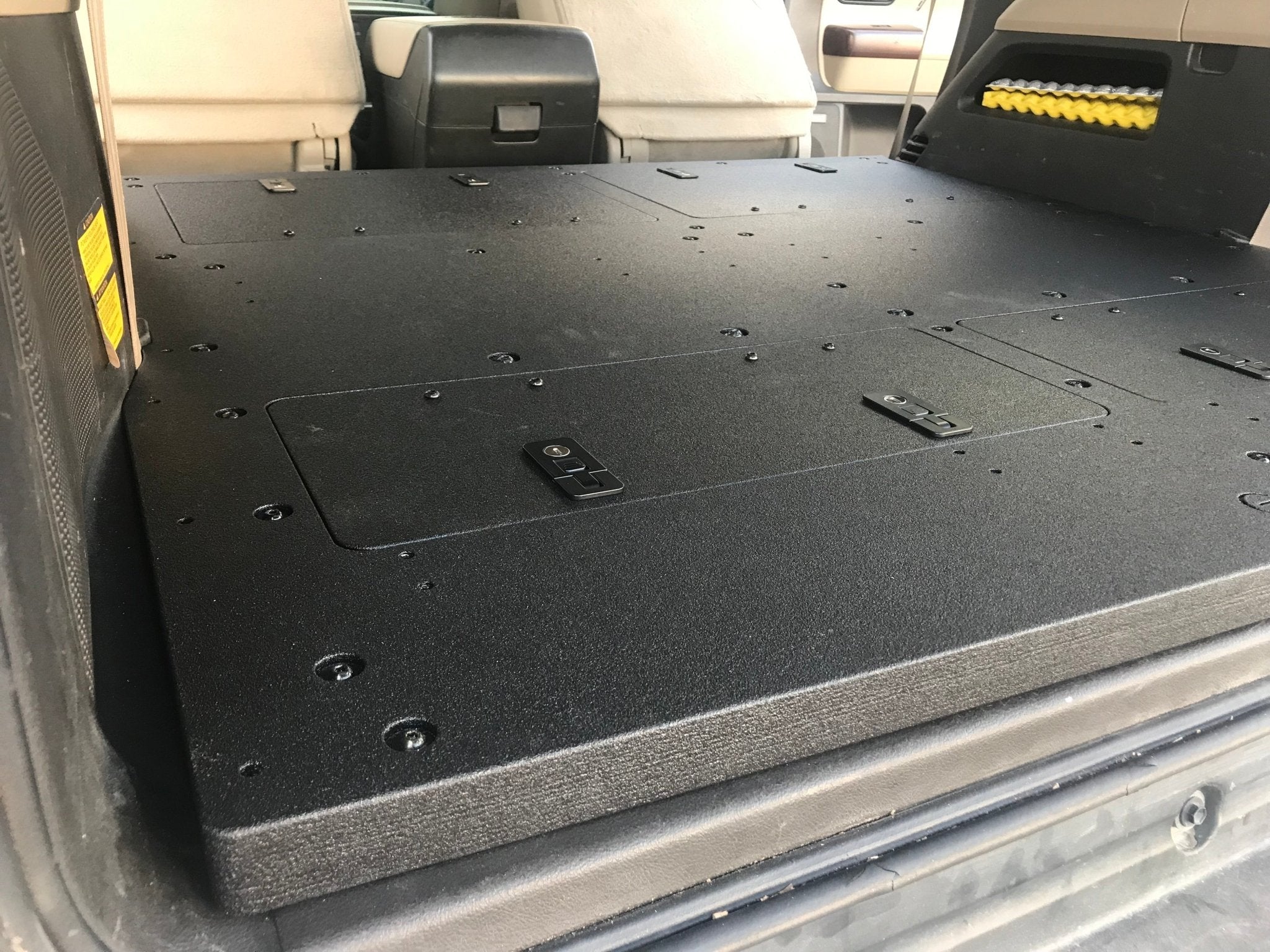 Toyota Sequoia 2008-2022 2.ª generación: sistema de placa trasera