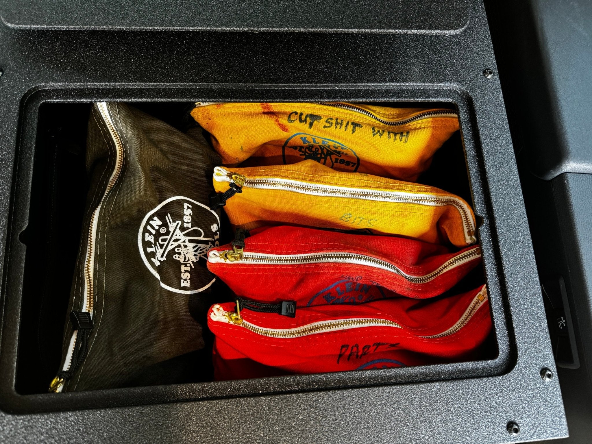 Toyota - Sequoia - 2023-Presente - 3ra generación - Serie Explore - Cajón individual - 19-3/16" de ancho x 38" de profundidad x 10" de alto - Módulo de cajón con cajón corto de 20" y espacio de almacenamiento detrás del cajón