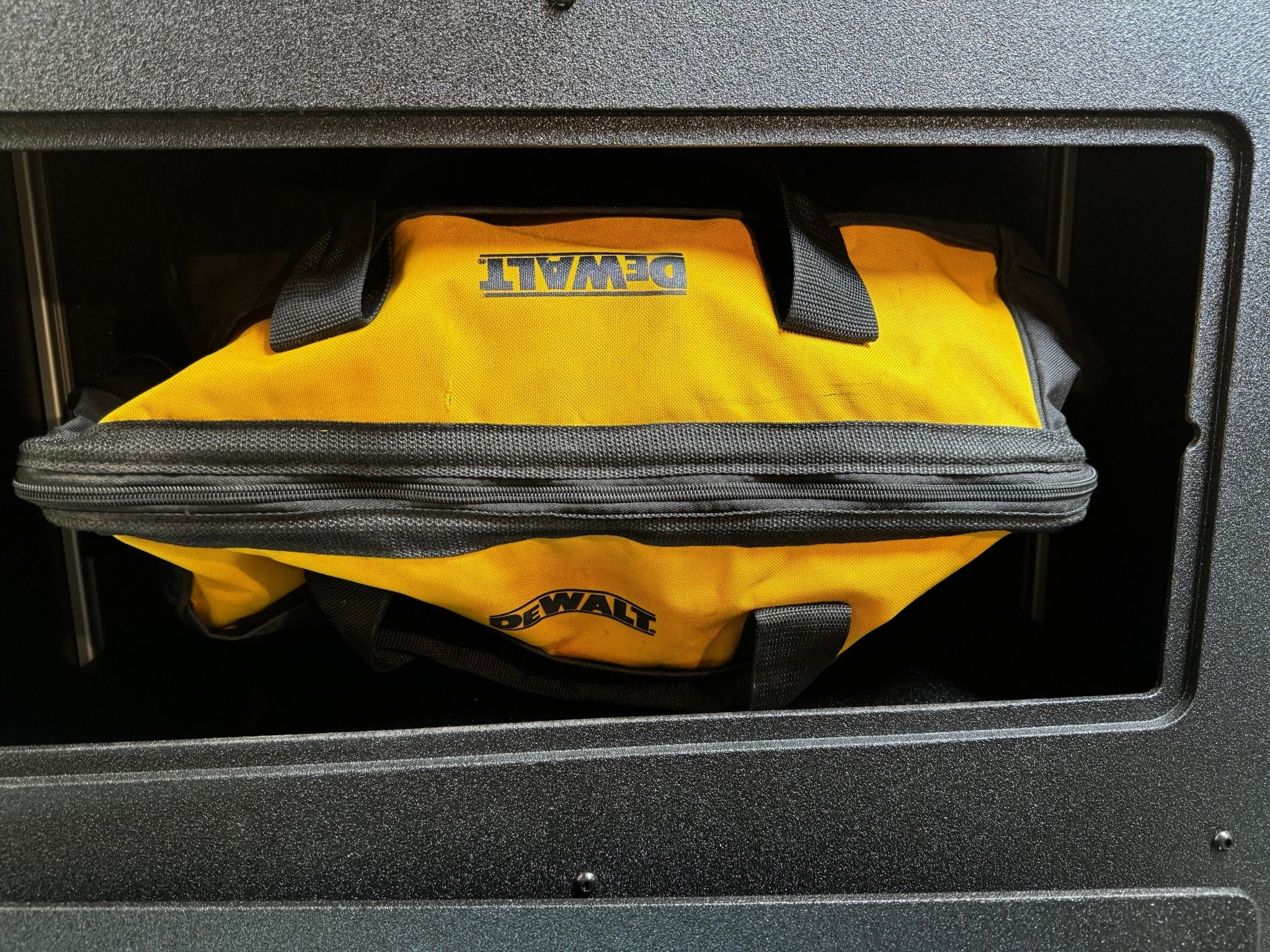 丰田 - 红杉 - 2023 年至今 - 第三代 - 探索系列 - 单抽屉 - 28-3/16 英寸宽 x 38 英寸深 x 10 英寸高 - 抽屉模块,带 20 英寸短抽屉和后置储物空间