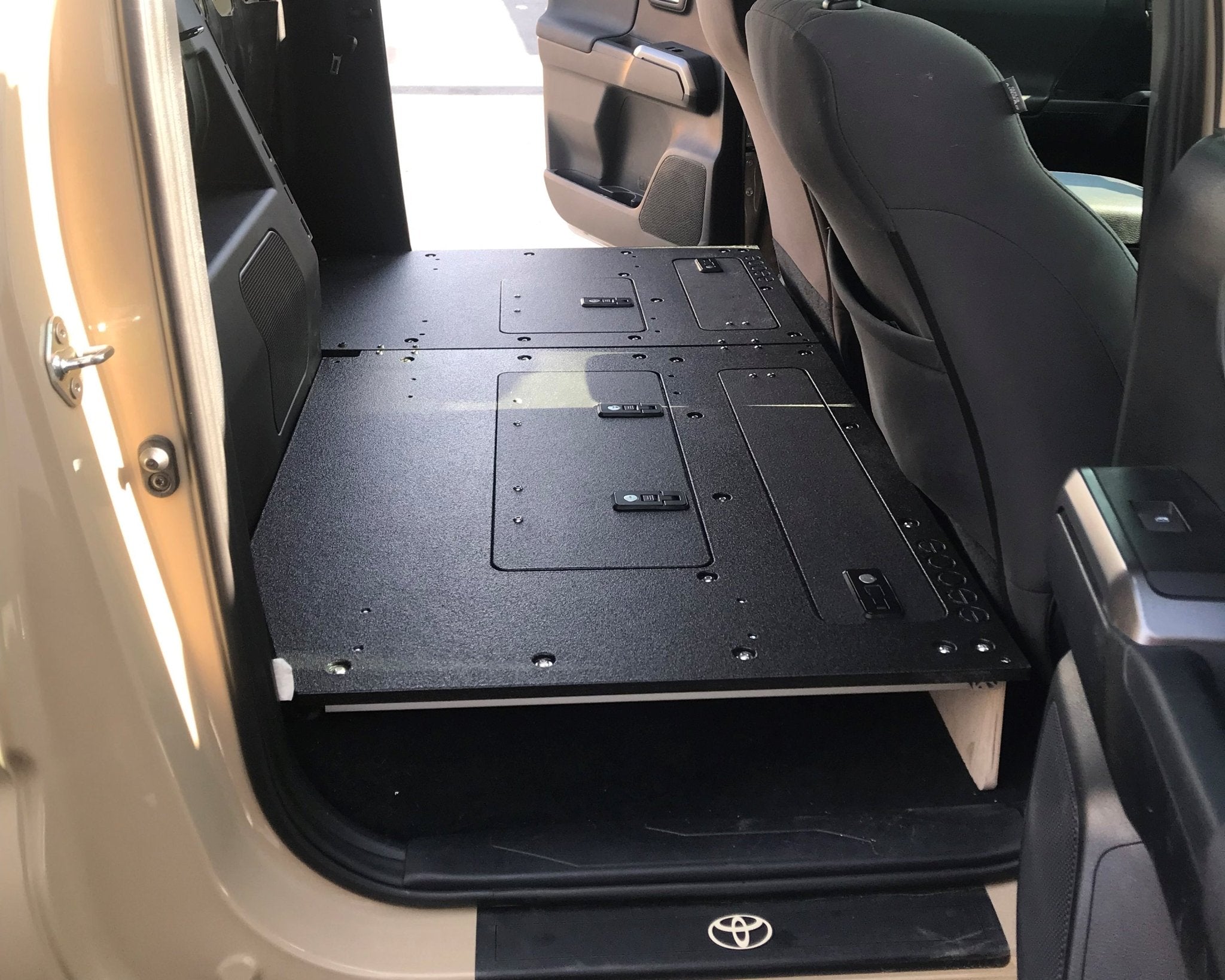 Toyota Tacoma 2005-2023 2.ª y 3.ª generación, cabina doble: sistema de eliminación de placa del asiento de la segunda fila que conserva la pared trasera de fábrica