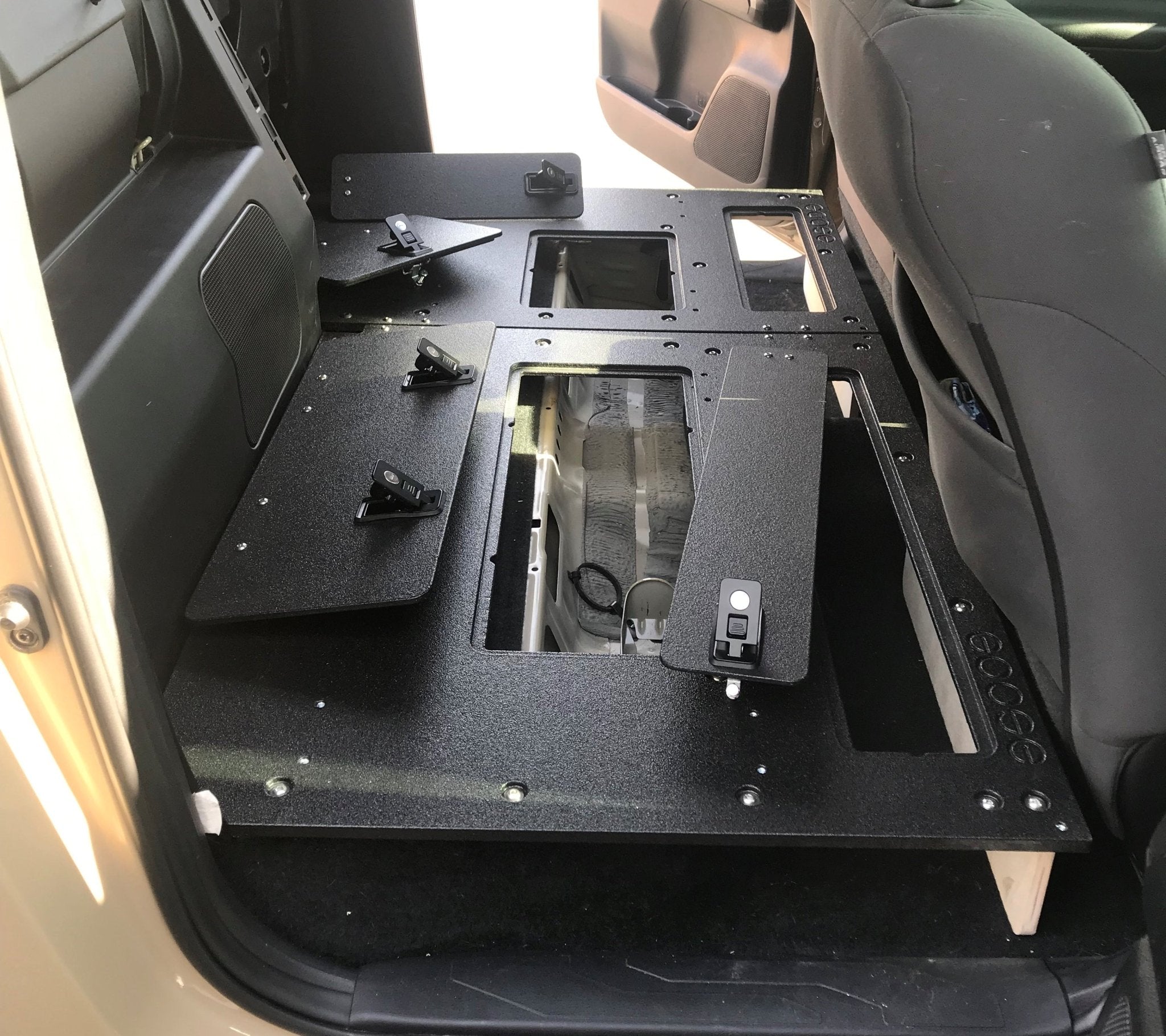 Toyota Tacoma 2005-2023 2.ª y 3.ª generación, cabina doble: sistema de eliminación de placa del asiento de la segunda fila que conserva la pared trasera de fábrica