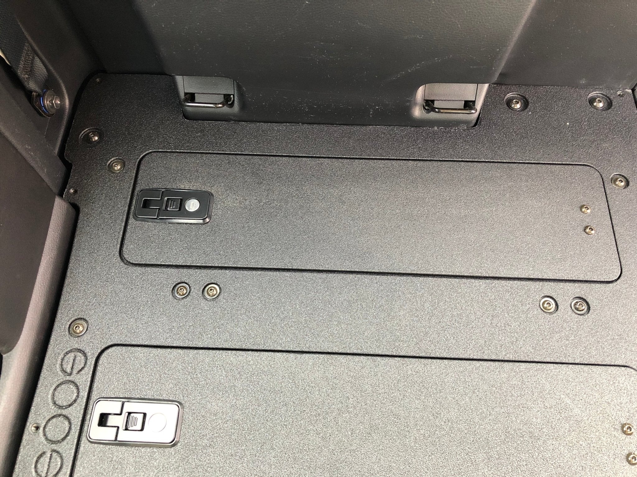 Toyota Tacoma 2016-2023 3.ª generación, cabina de acceso con asientos de fábrica: sistema de placa de eliminación de asientos de la segunda fila