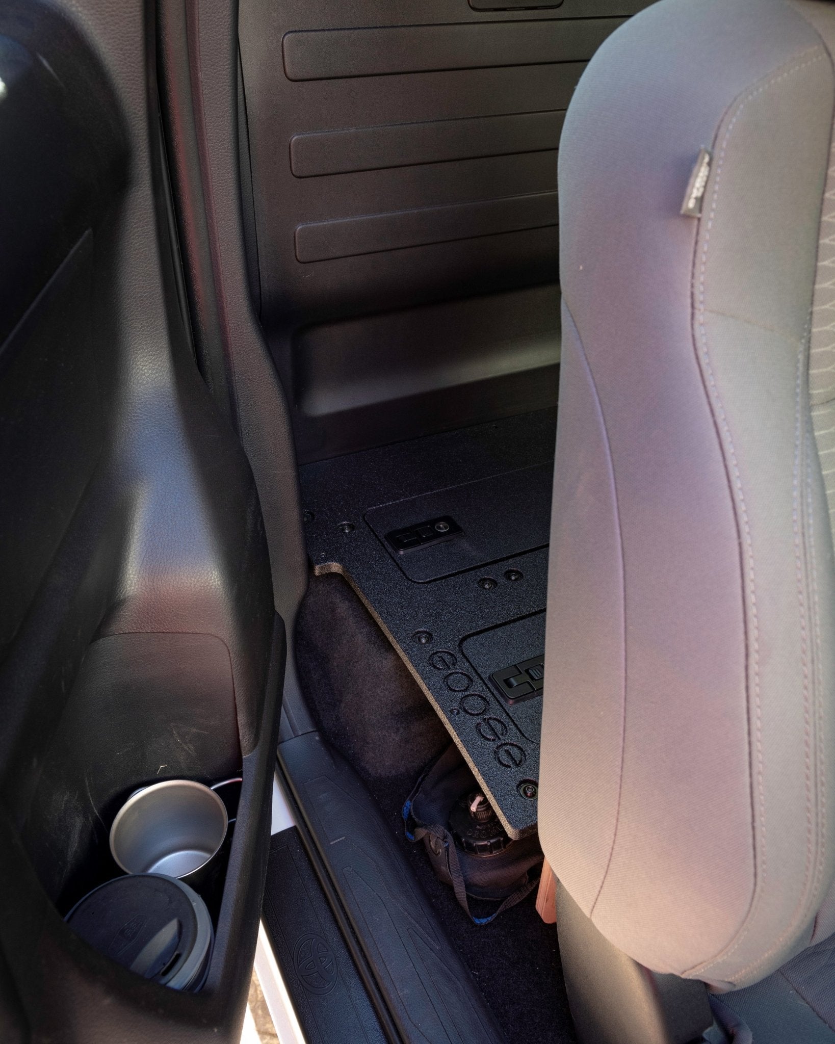 Toyota Tacoma 2016-2023 3.ª generación, cabina de acceso sin asientos de fábrica: sistema de placa de eliminación de asientos de la segunda fila