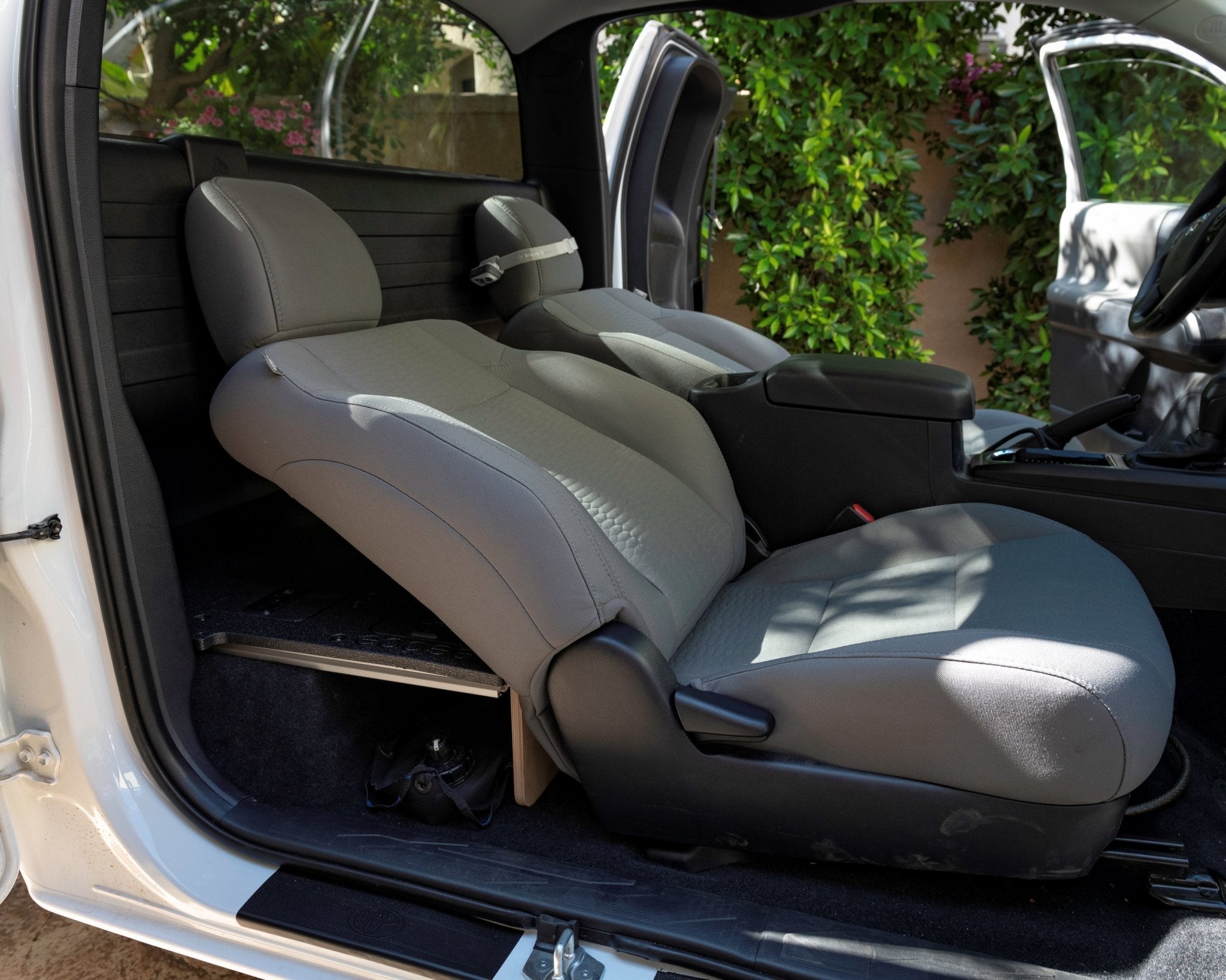 Toyota Tacoma 2016-2023 3.ª generación, cabina de acceso sin asientos de fábrica: sistema de placa de eliminación de asientos de la segunda fila