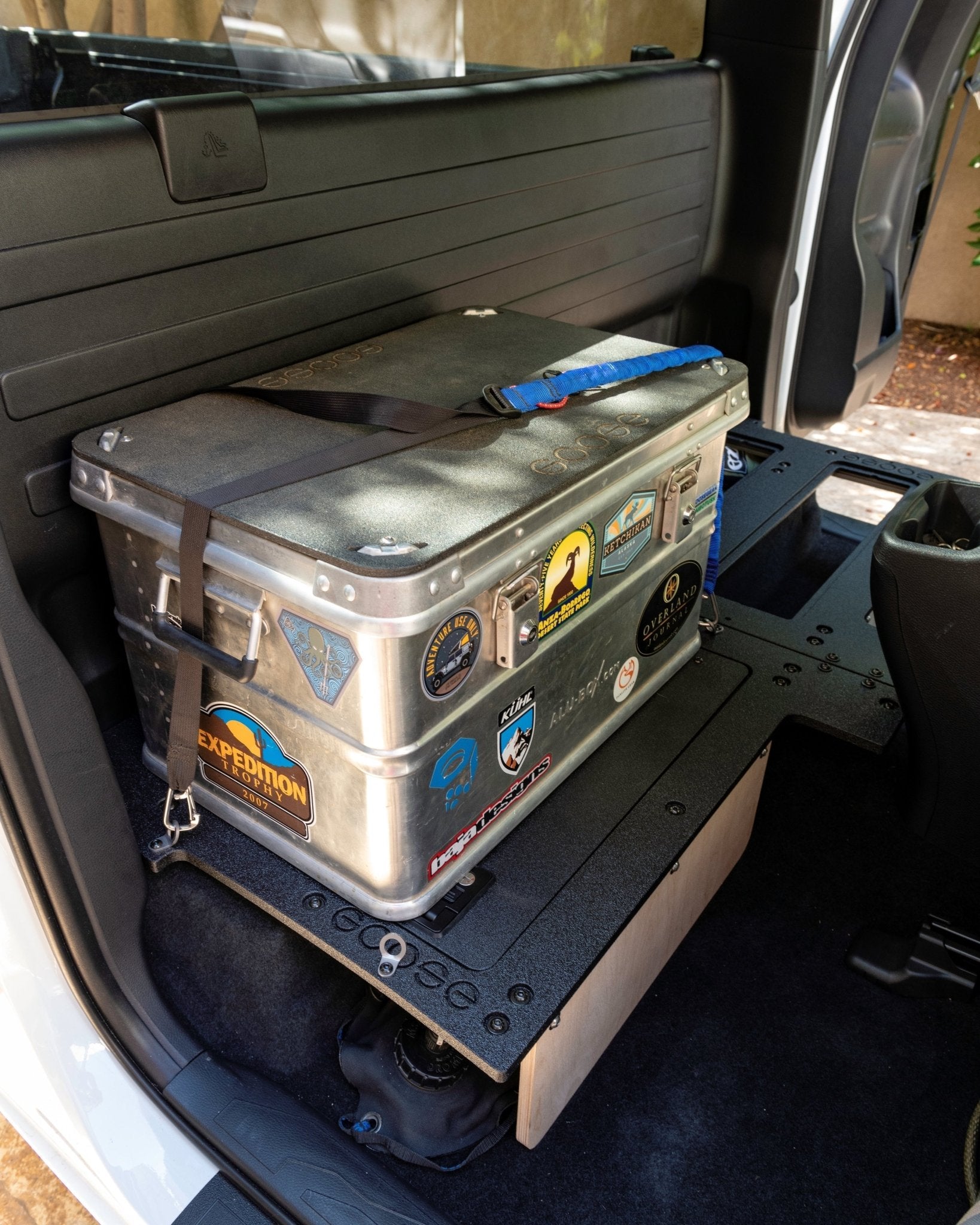 Toyota Tacoma 2016-2023 3.ª generación, cabina de acceso sin asientos de fábrica: sistema de placa de eliminación de asientos de la segunda fila