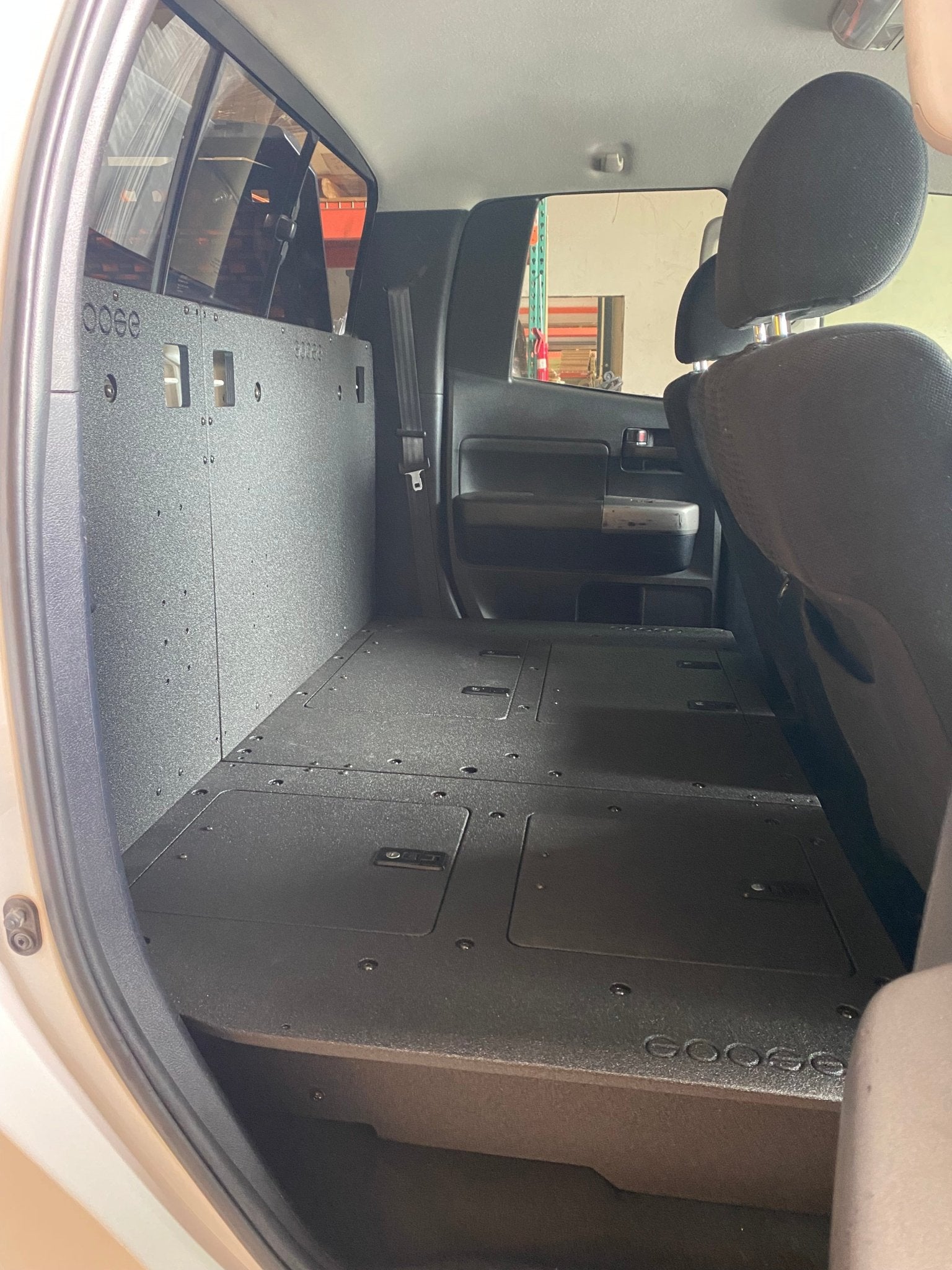 Toyota Tundra 2007-2013 2.ª generación, cabina doble: sistema de placa de eliminación del asiento de la segunda fila