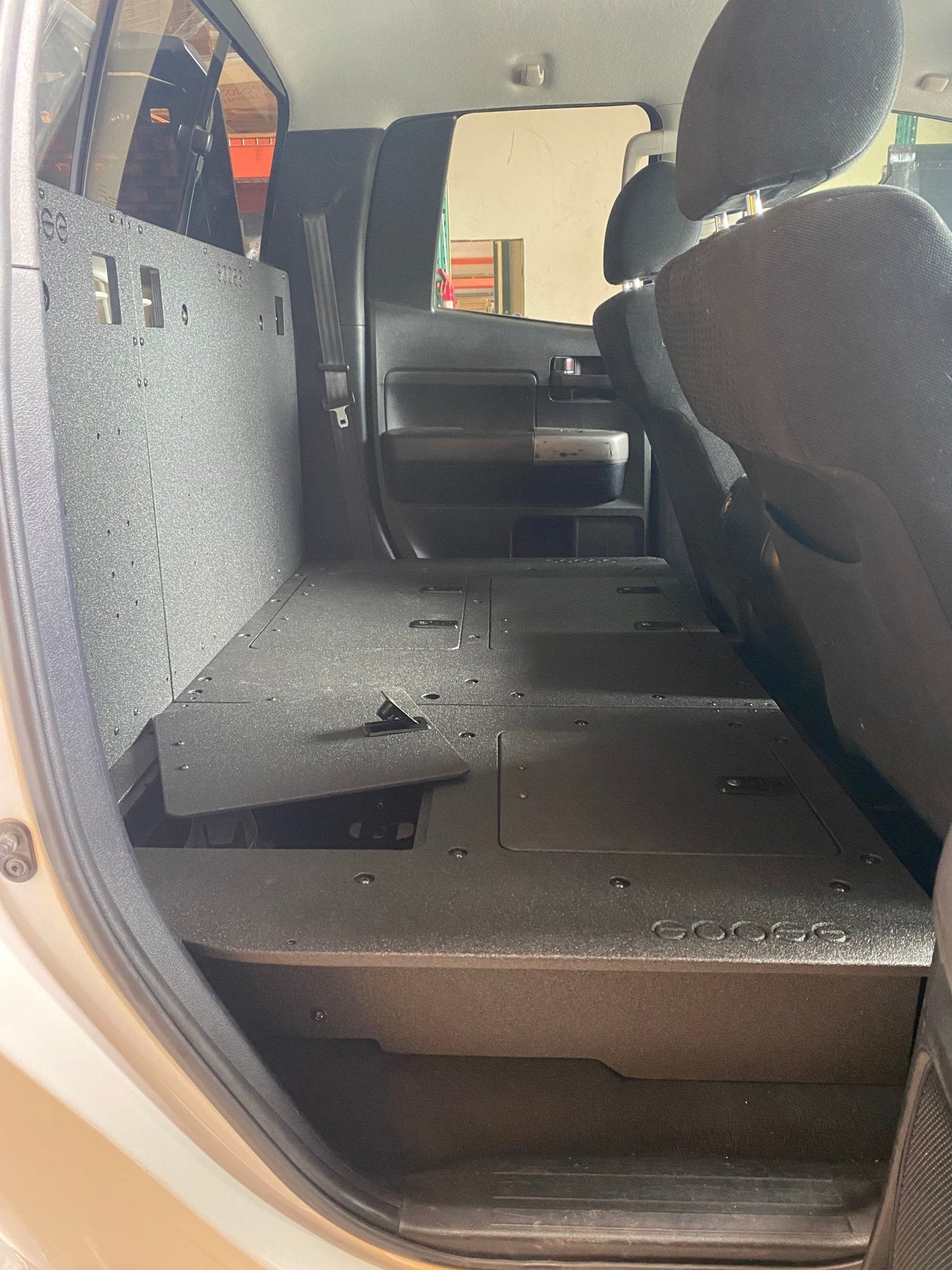 Toyota Tundra 2007-2013 2.ª generación, cabina doble: sistema de placa de eliminación del asiento de la segunda fila