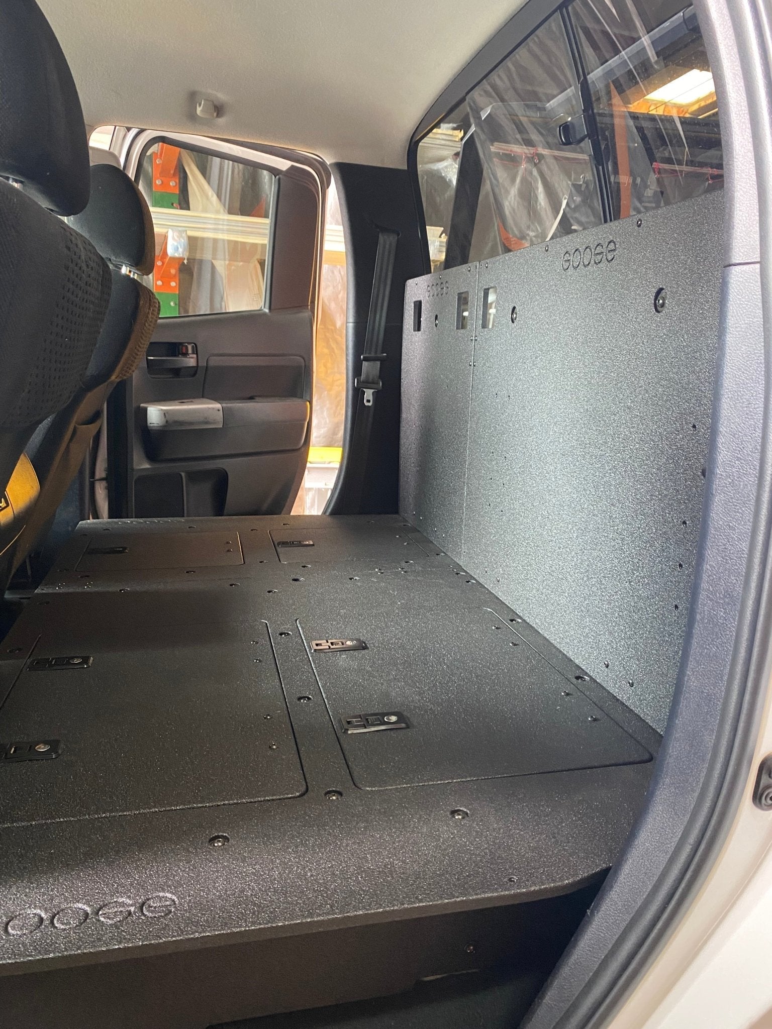 Toyota Tundra 2007-2013 2.ª generación, cabina doble: sistema de placa de eliminación del asiento de la segunda fila