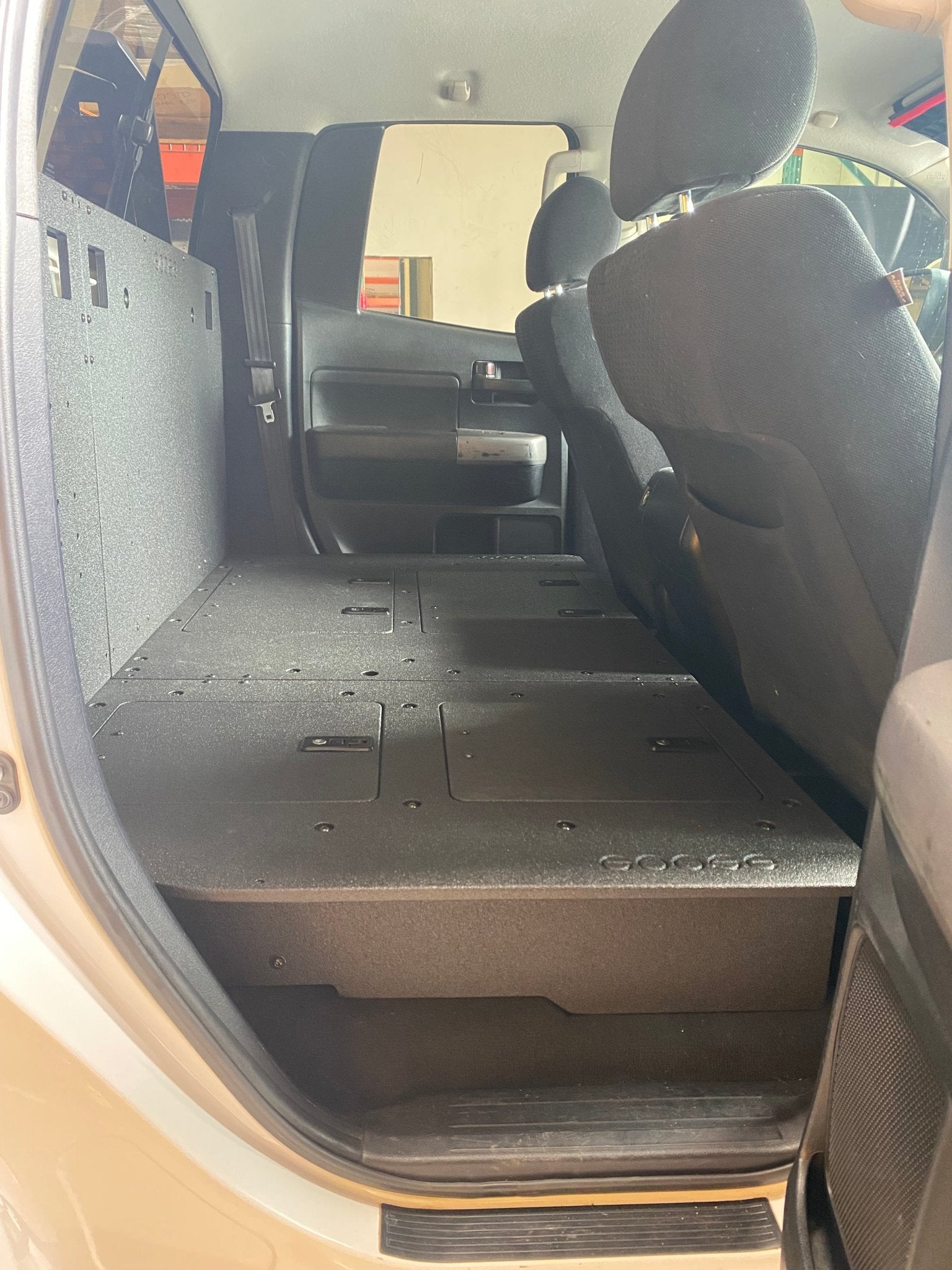 Toyota Tundra 2007-2013 2.ª generación, cabina doble: sistema de placa de eliminación del asiento de la segunda fila