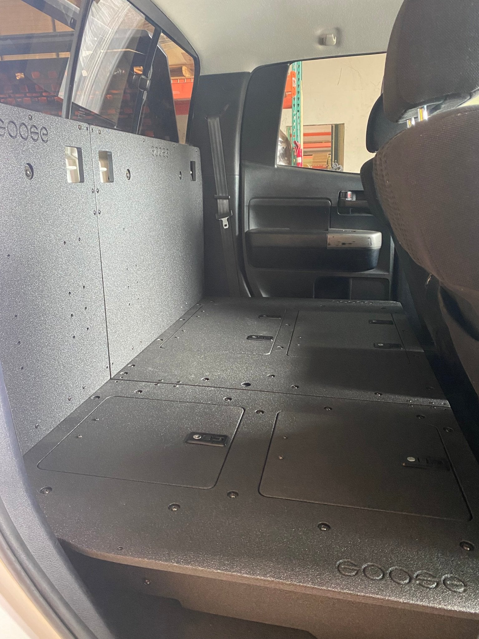 Toyota Tundra 2007-2013 2.ª generación, cabina doble: sistema de placa de eliminación del asiento de la segunda fila