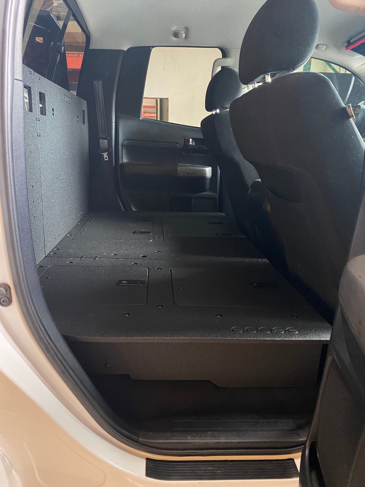 Toyota Tundra 2007-2013 2.ª generación, cabina doble: sistema de placa de eliminación del asiento de la segunda fila