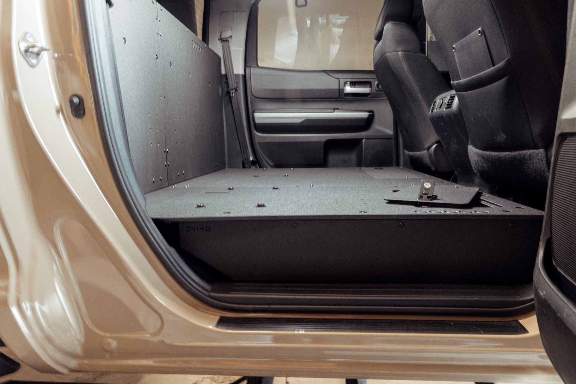 Toyota Tundra 2014-2021 2.5 Gen. CrewMax: sistema de placa de eliminación del asiento de la segunda fila