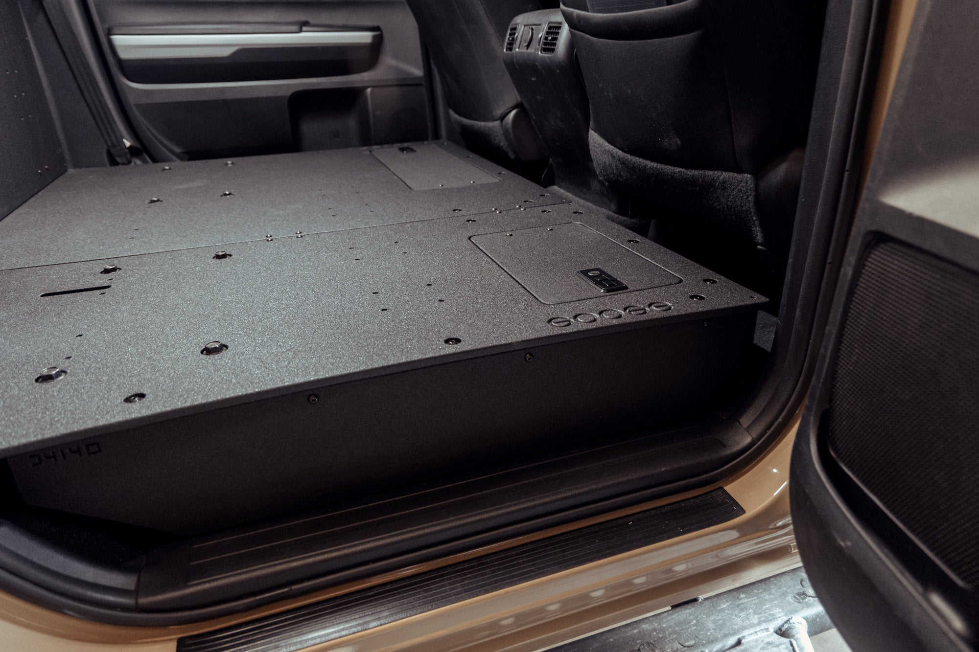 Toyota Tundra 2014-2021 2.5 Gen. CrewMax: sistema de placa de eliminación del asiento de la segunda fila