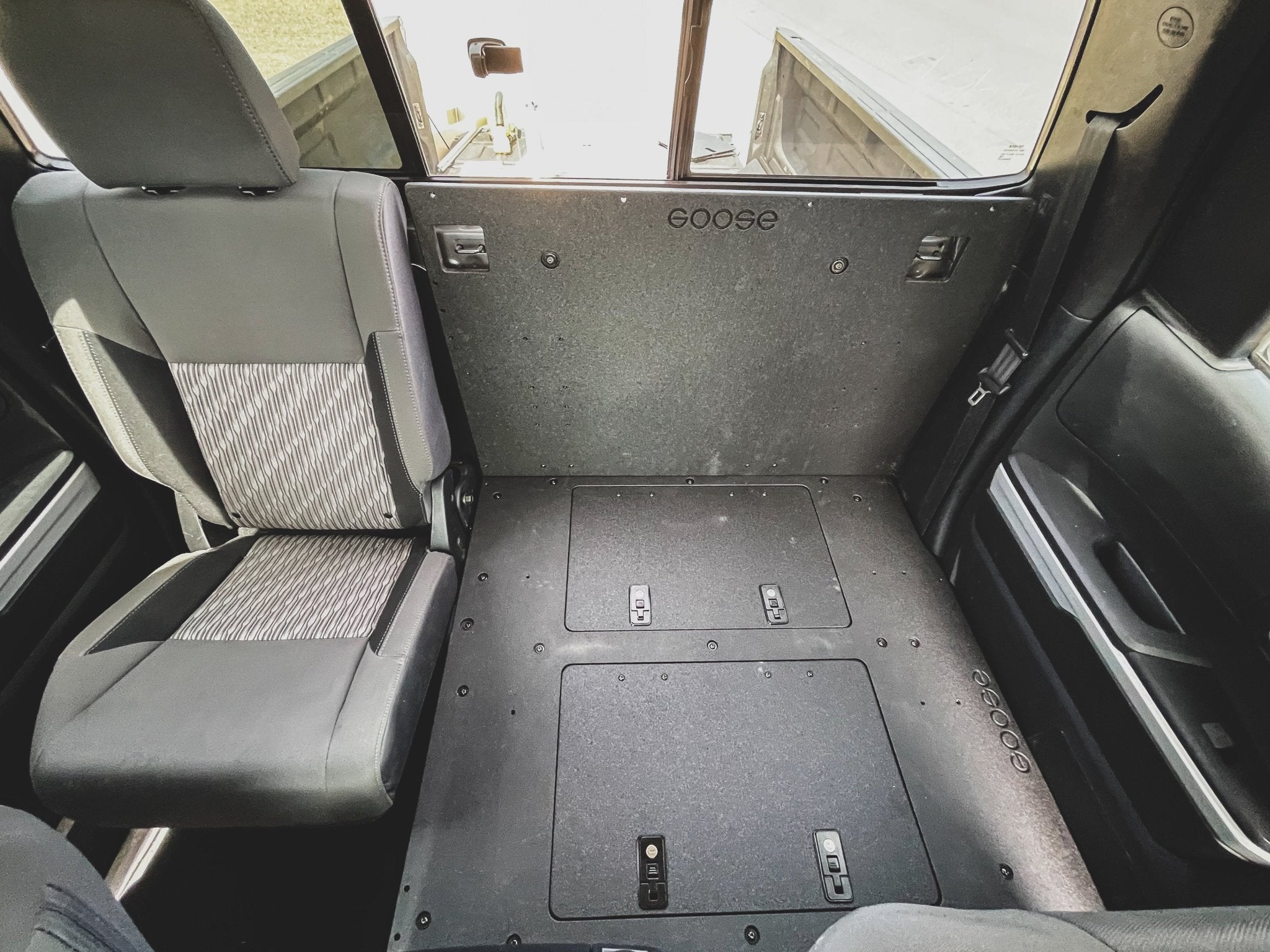 Toyota Tundra 2014-2021 2.5 Gen. Cabina doble: sistema de placa de eliminación del asiento de la segunda fila