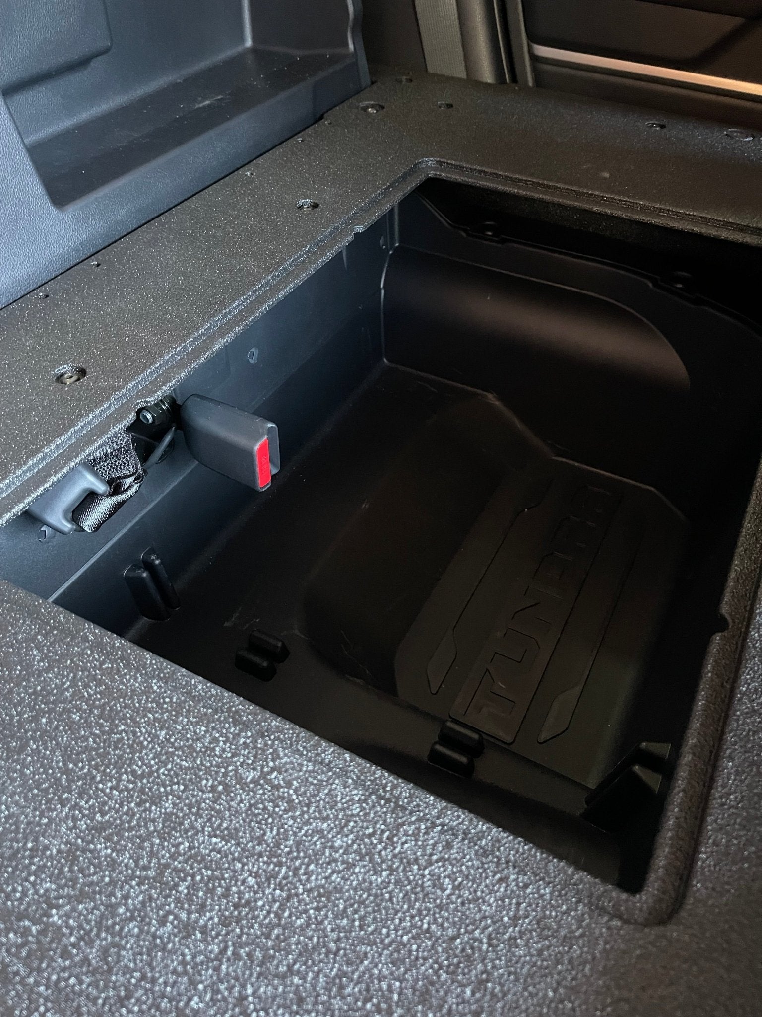 Toyota Tundra 2022-presente 3.ª generación, cabina doble: sistema de placa de eliminación del asiento de la segunda fila