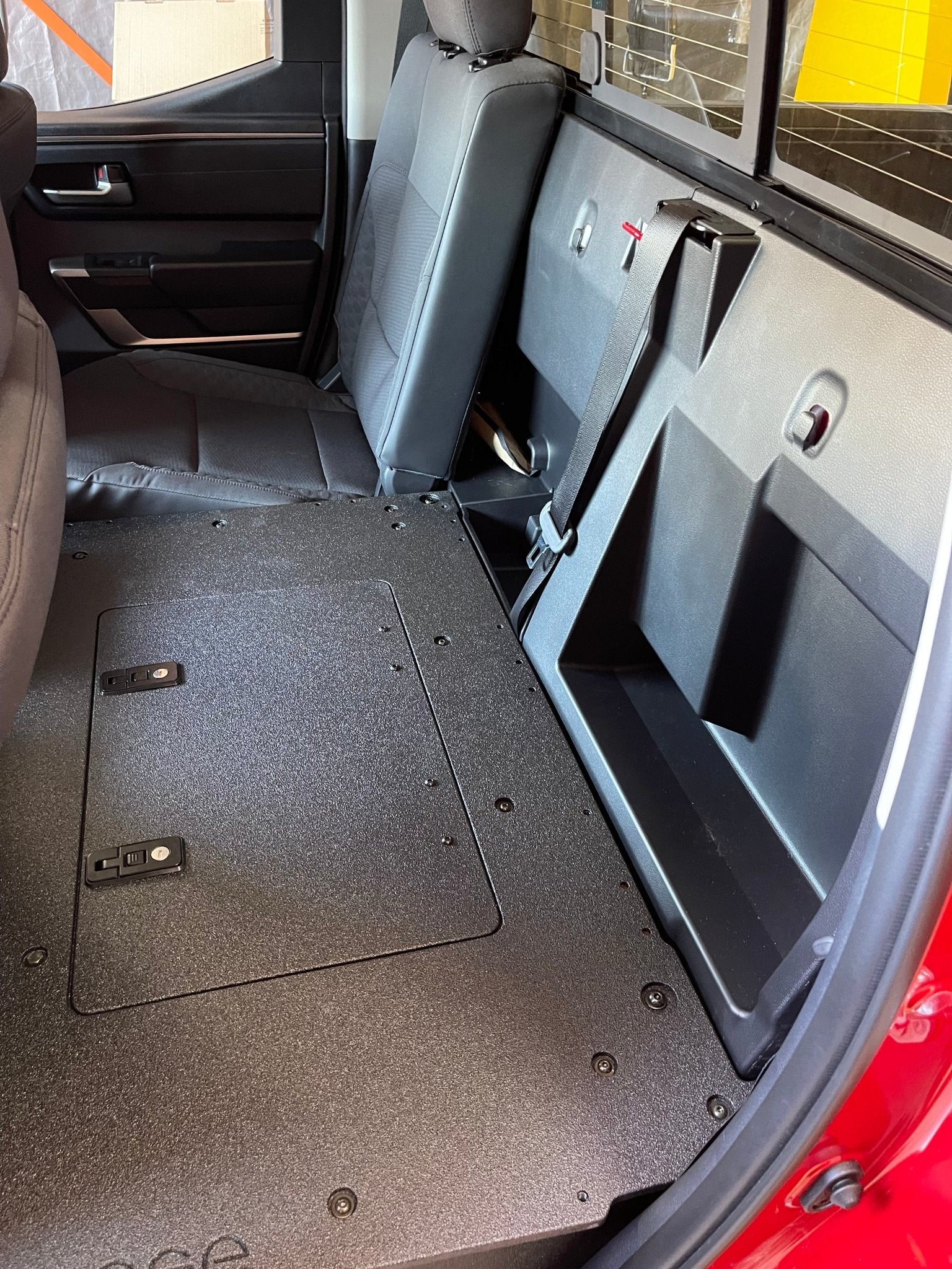 Toyota Tundra 2022-presente 3.ª generación, cabina doble: sistema de placa de eliminación del asiento de la segunda fila