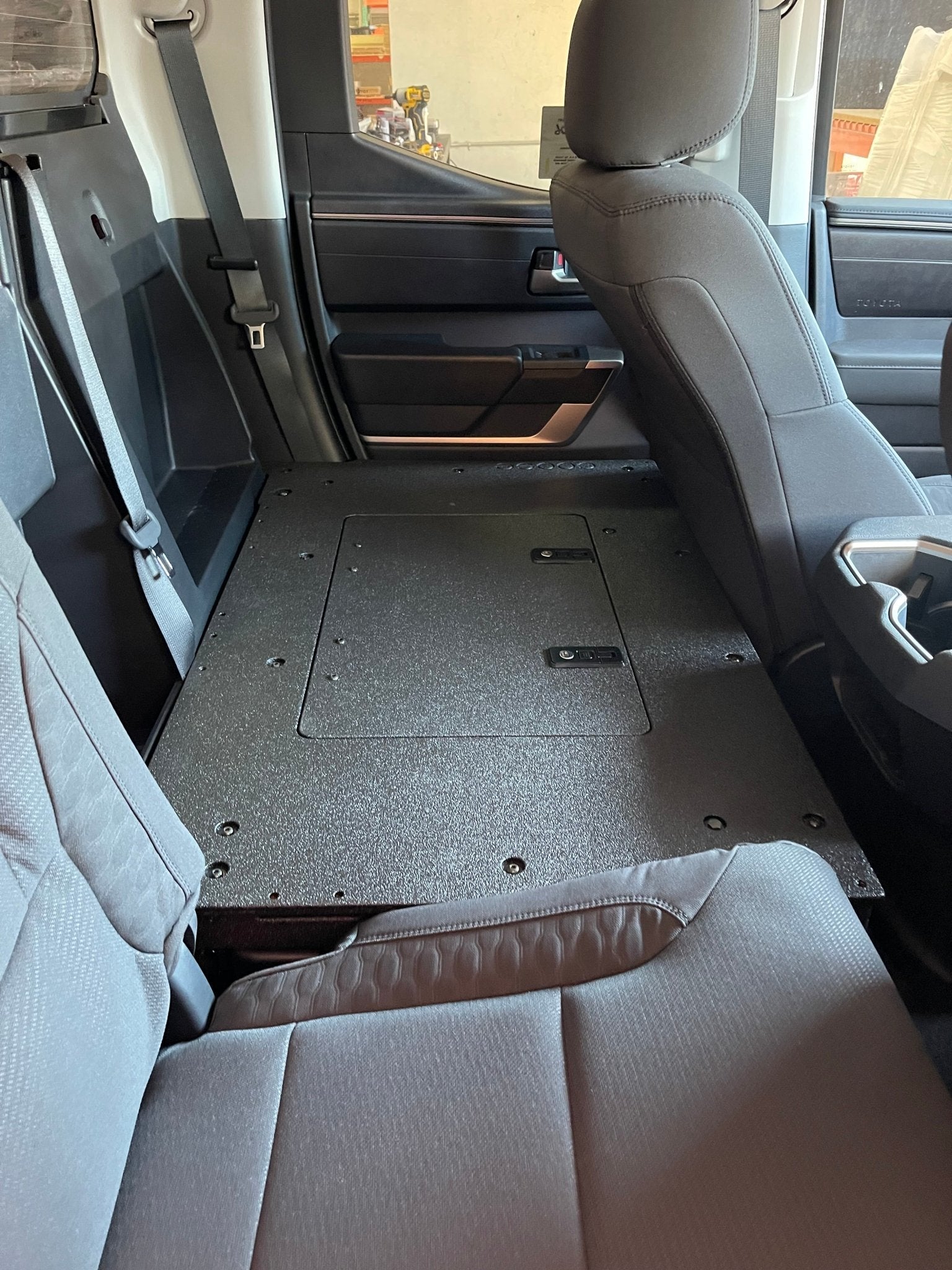 Toyota Tundra 2022-presente 3.ª generación, cabina doble: sistema de placa de eliminación del asiento de la segunda fila