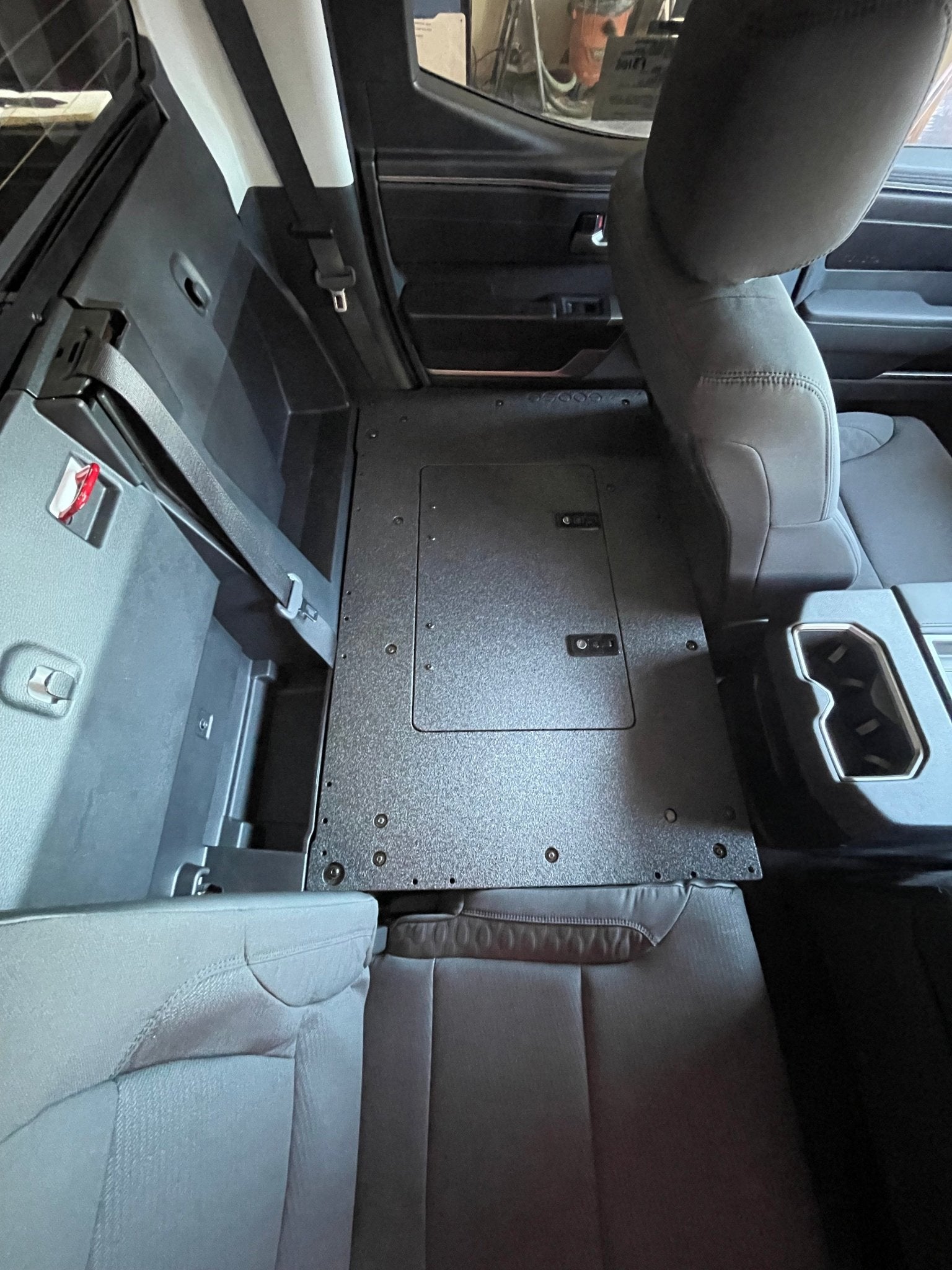 Toyota Tundra 2022-presente 3.ª generación, cabina doble: sistema de placa de eliminación del asiento de la segunda fila