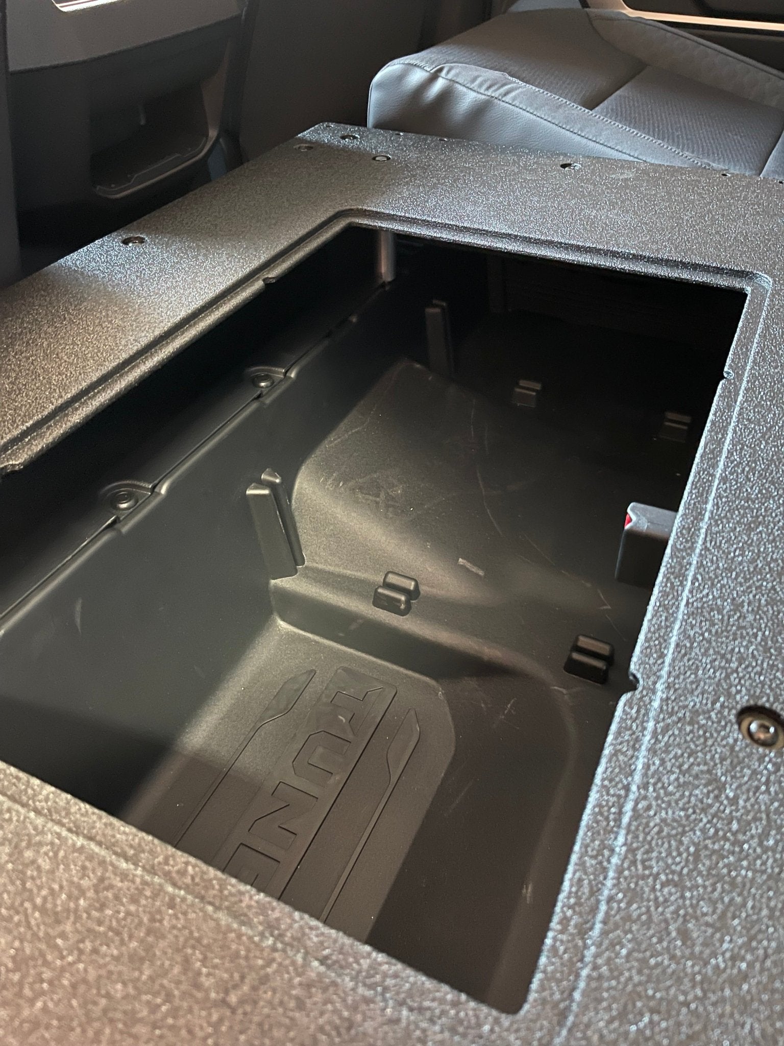 Toyota Tundra 2022-presente 3.ª generación, cabina doble: sistema de placa de eliminación del asiento de la segunda fila