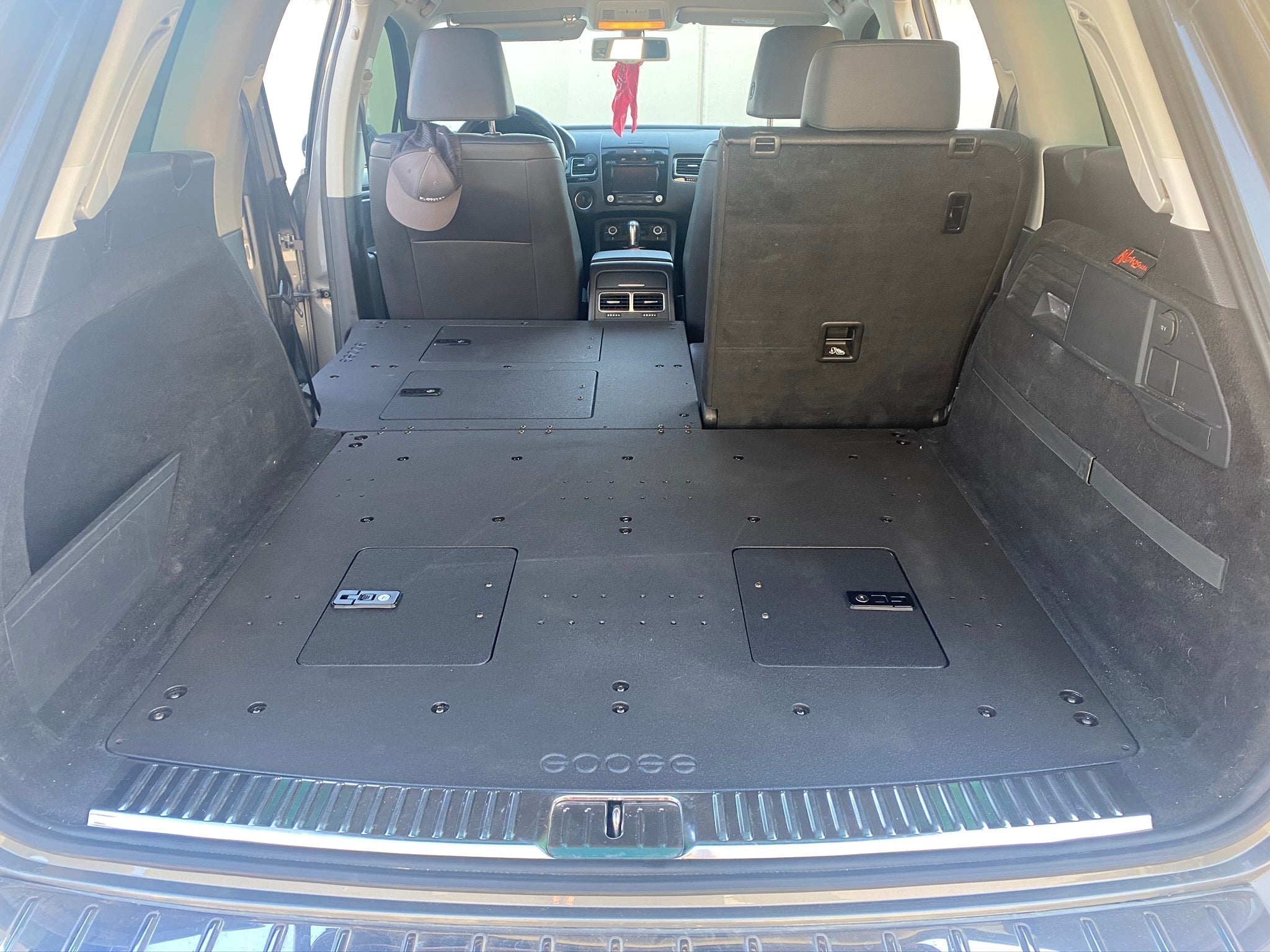 Volkswagen Touareg 2011-2017 2.ª generación: sistema de eliminación de placa del asiento de la segunda fila