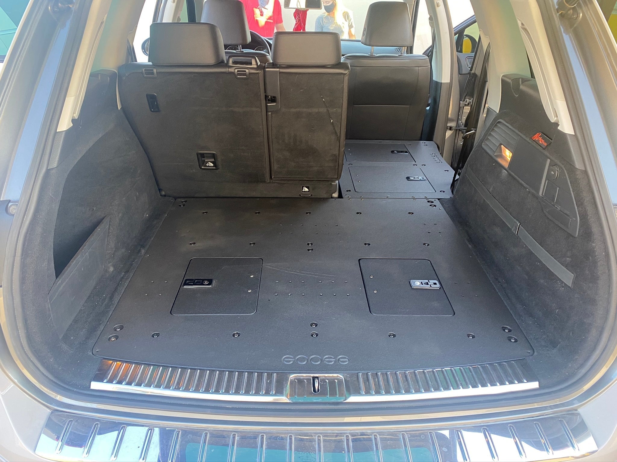Volkswagen Touareg 2011-2017 2.ª generación: sistema de eliminación de placa del asiento de la segunda fila