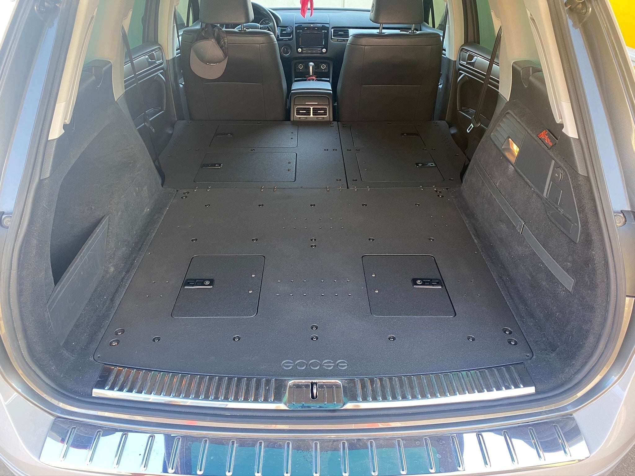 Volkswagen Touareg 2011-2017 2.ª generación: sistema de eliminación de placa del asiento de la segunda fila