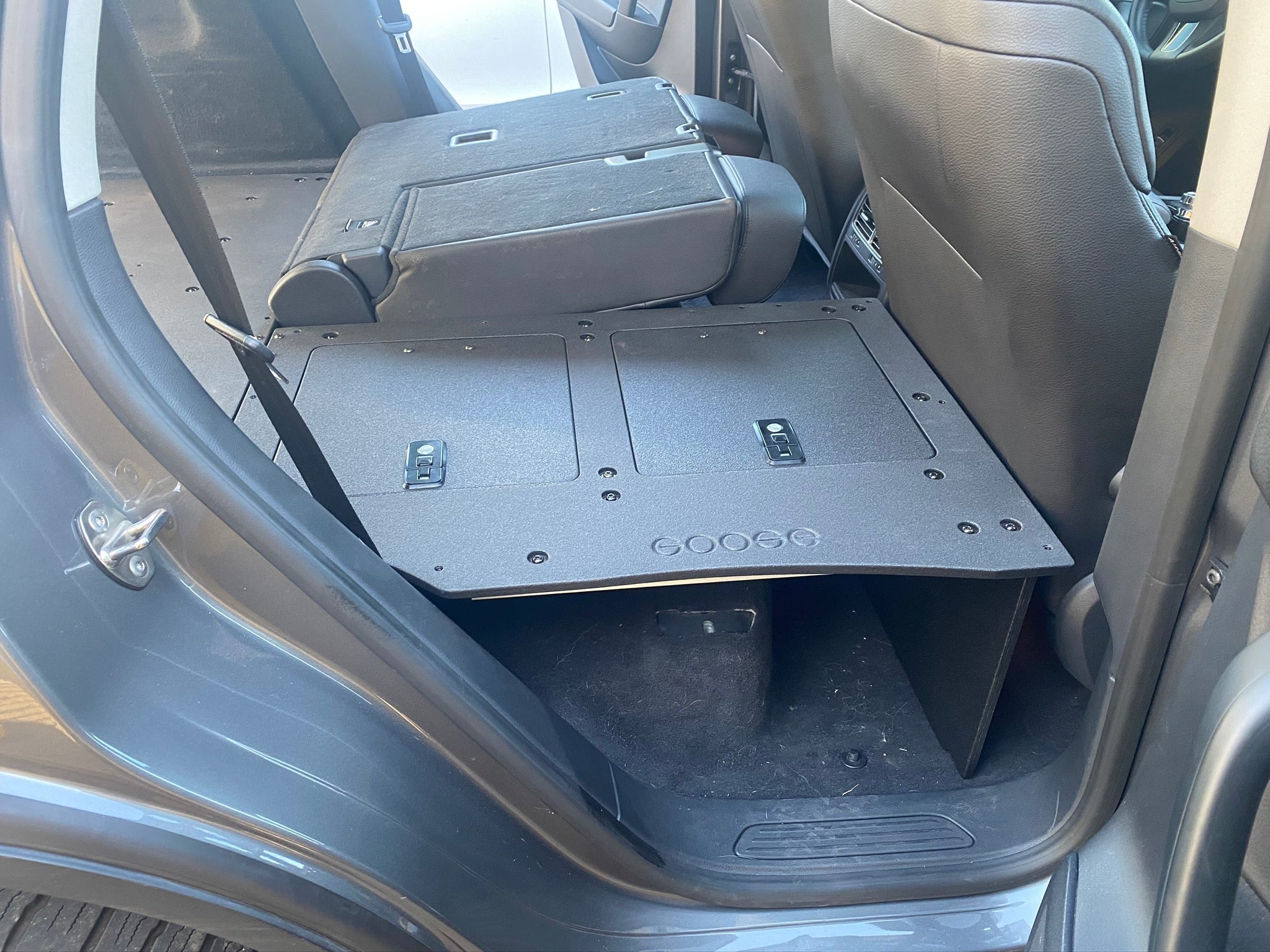 Volkswagen Touareg 2011-2017 2.ª generación: sistema de eliminación de placa del asiento de la segunda fila