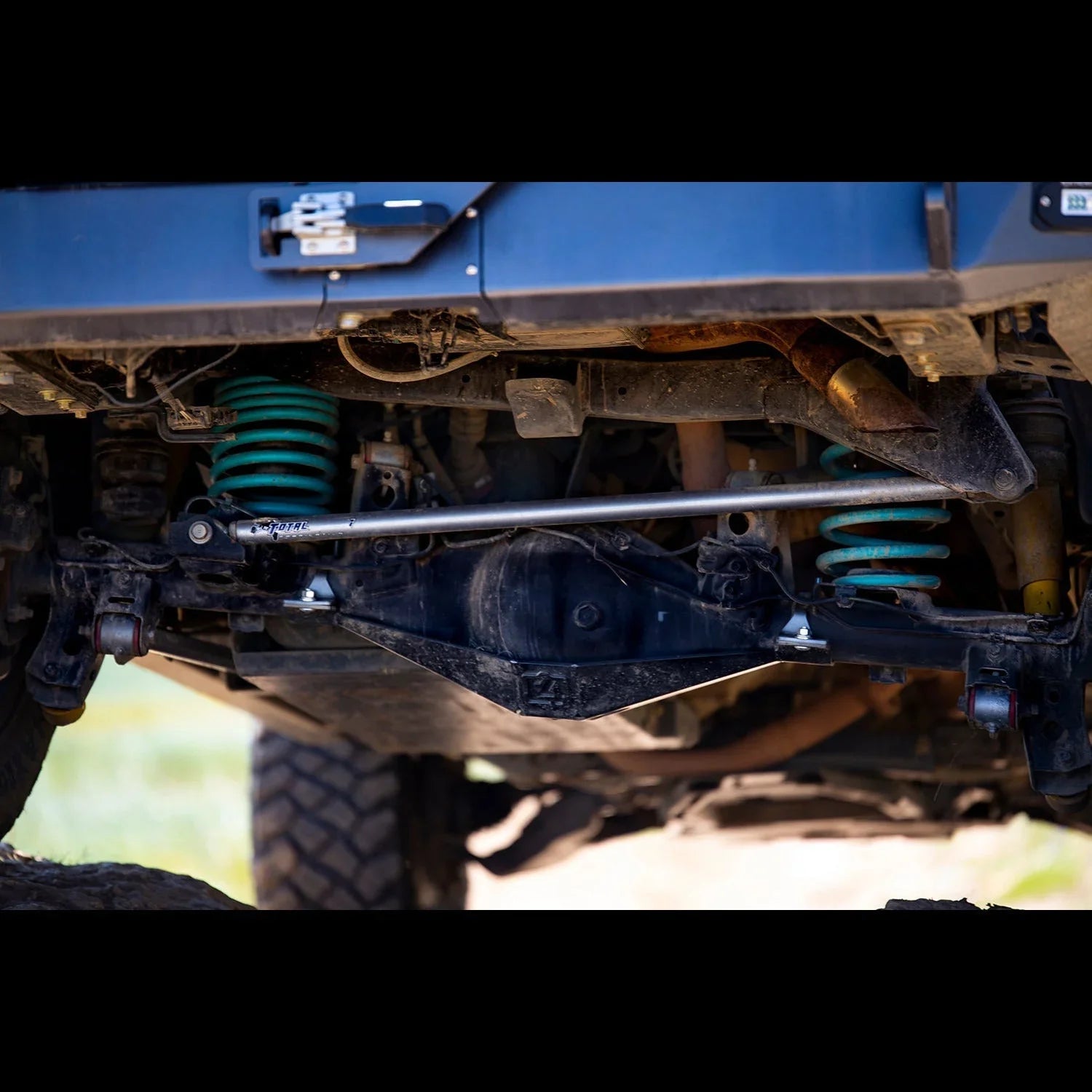 Heavy-duty differential skid plate and suspension under off-road vehicle with coil springs