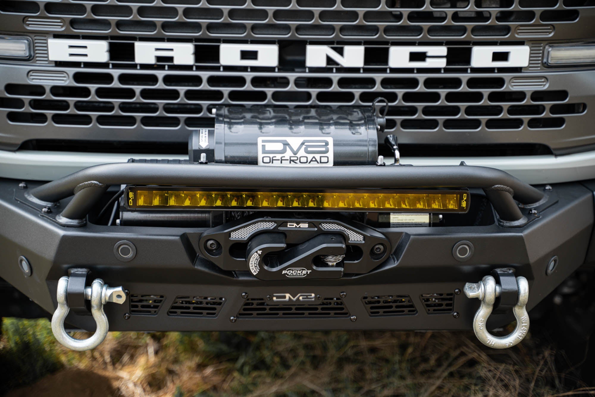 20-Inch-Elite-Series-Amber-LED-Light-Bar-Single-Row-Installed-01 - NVMOS