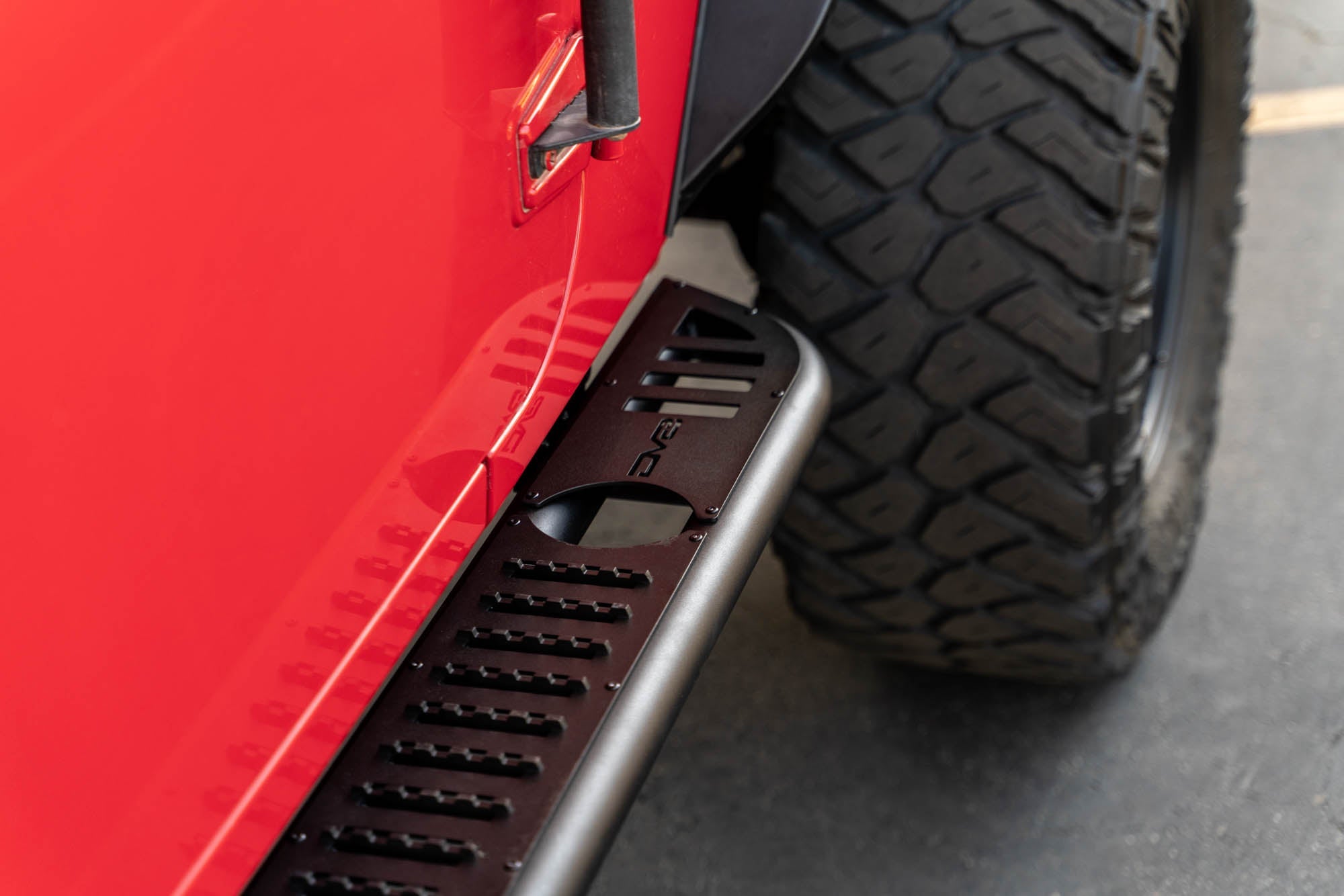 2007-2018-4-Door-Jeep-Wrangler-JK-OE-Plus-Side-Steps_Installed-01 - NVMOS