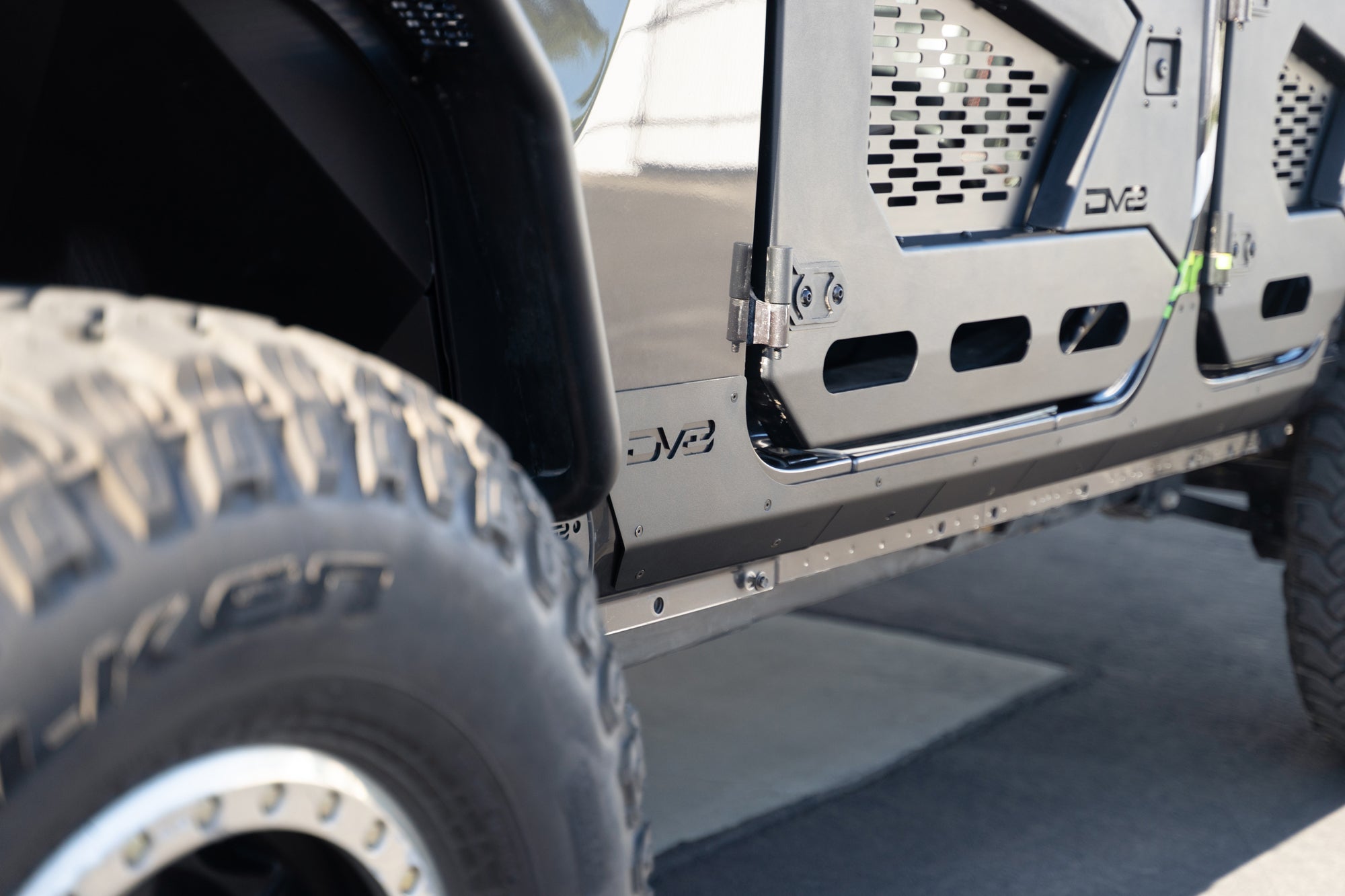 2018-2023-Jeep-Wrangler-JL-4-Door-Rock-Skins_Installed-04 - NVMOS