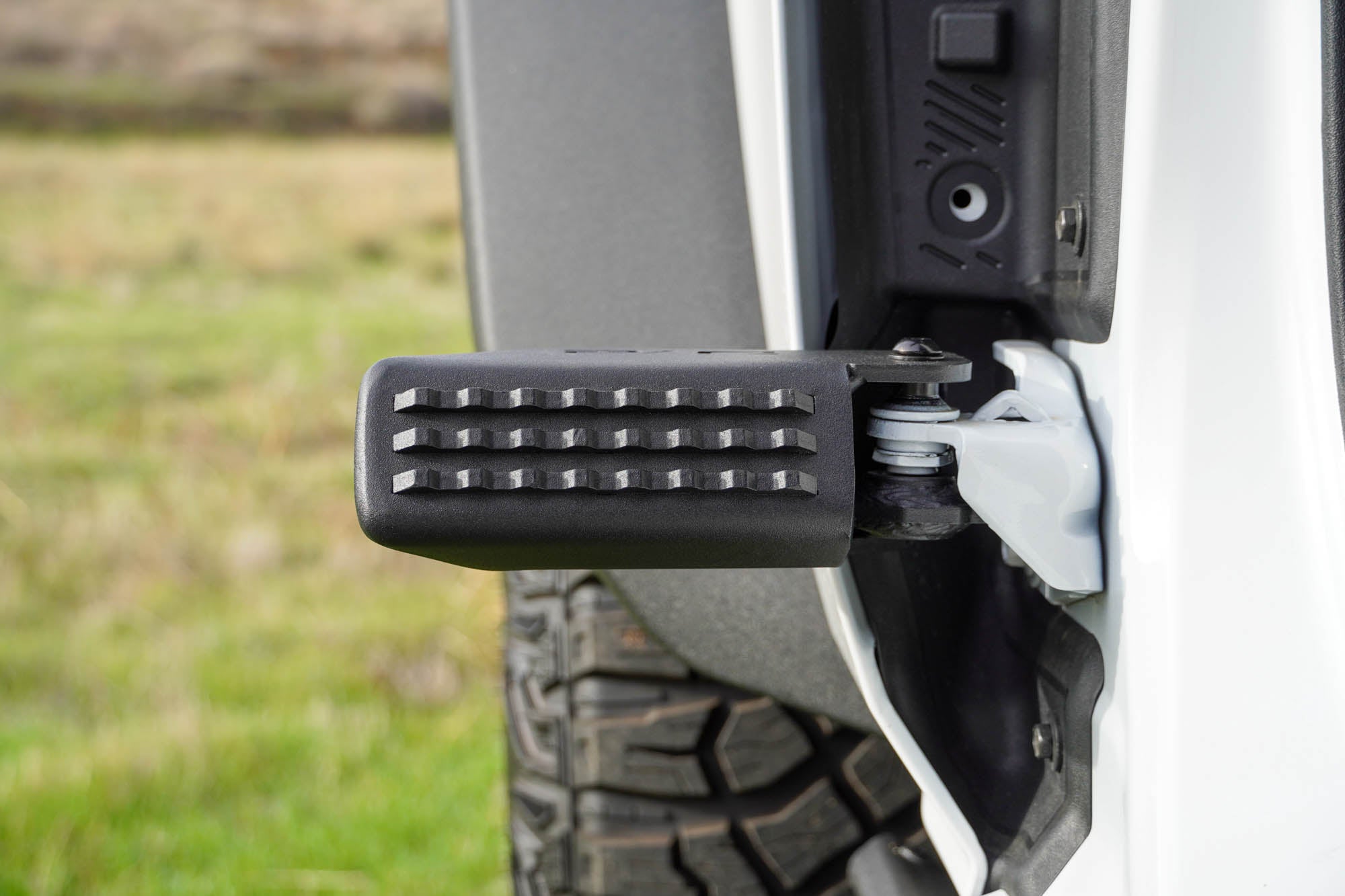 2021-2023-Ford-Bronco-Foot-Pegs-Installed-02 - NVMOS