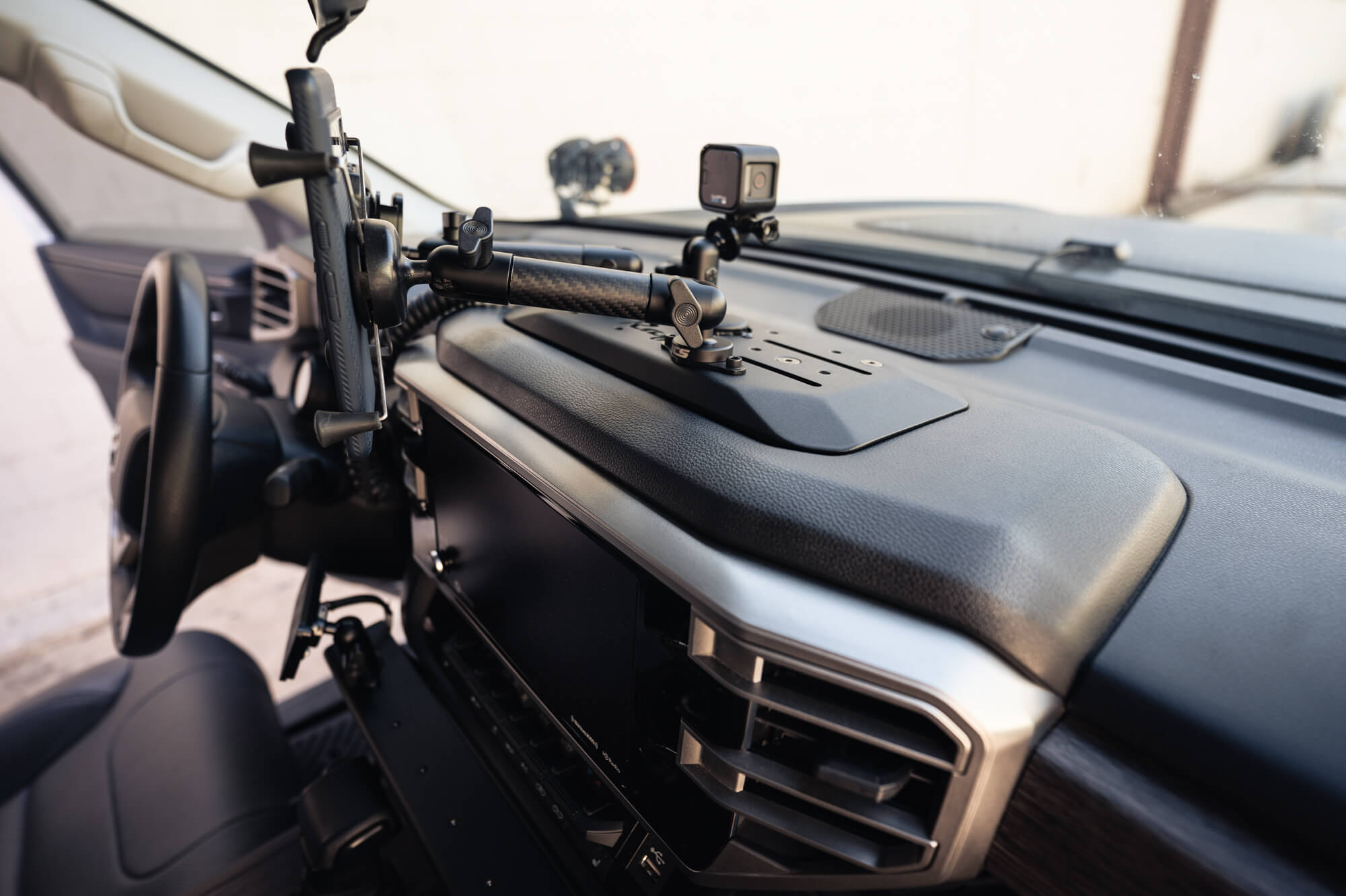 2022-2023-Toyota-Tundra-Digital-Device-Dash-Mount_Installed-4 - NVMOS