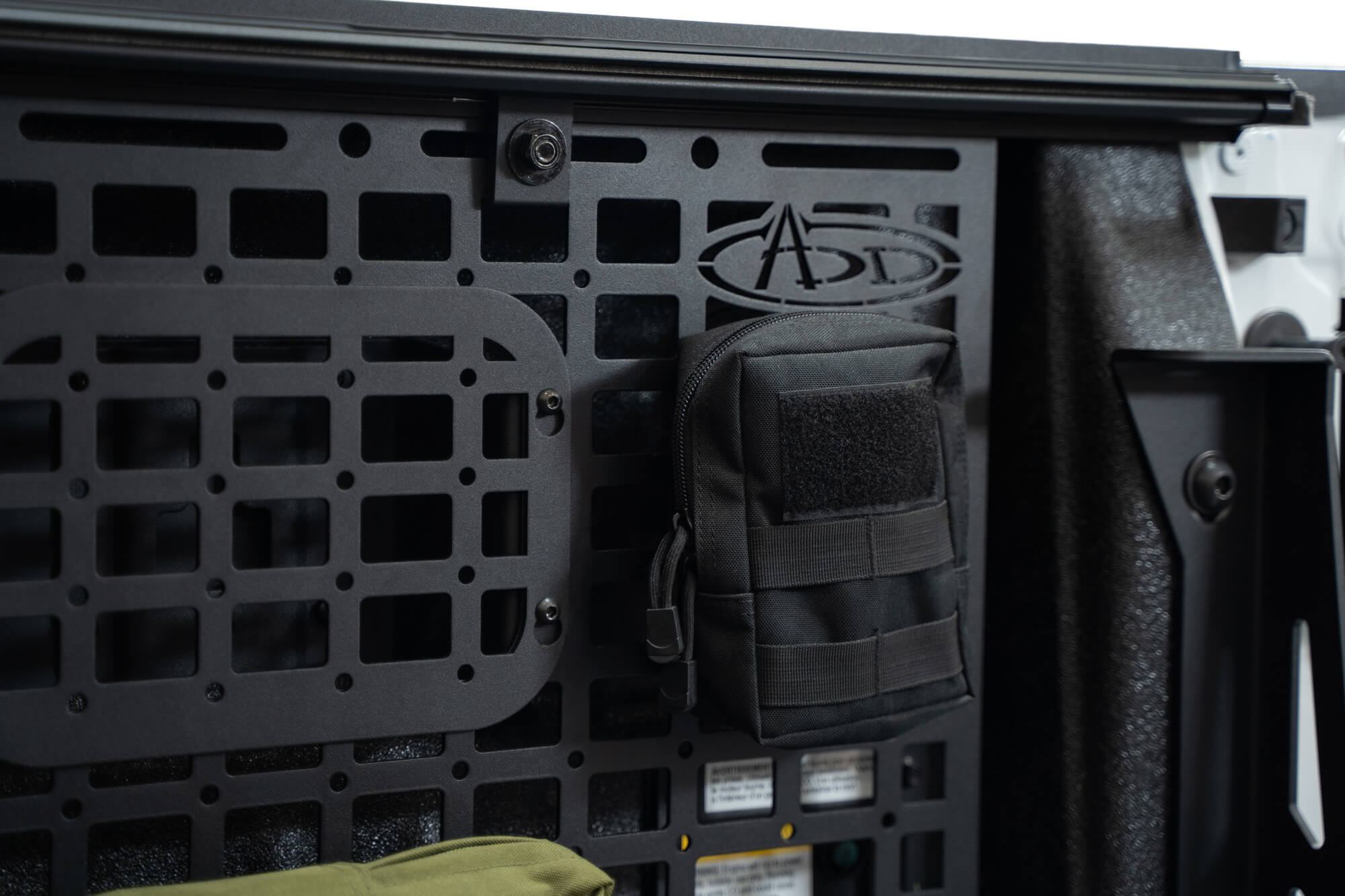 2023-Ford-F-250-350-Super-Duty-Bed-Side-Molle-Panel-Passenger_Installed_06 - NVMOS