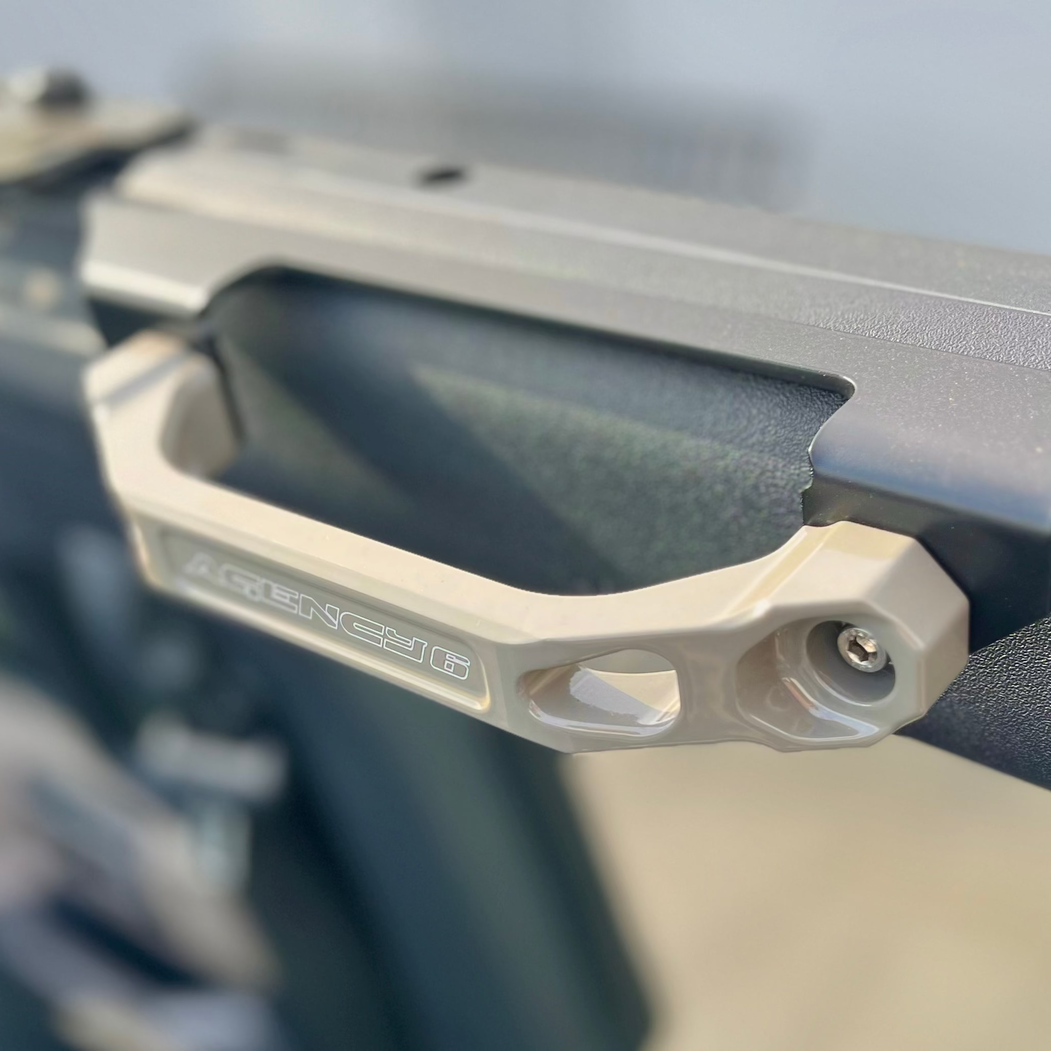 BRONCO_GRAB_HANDLE_STILL_01_a5a798c5-d710-423b-9825-87e317612b6a - NVMOS