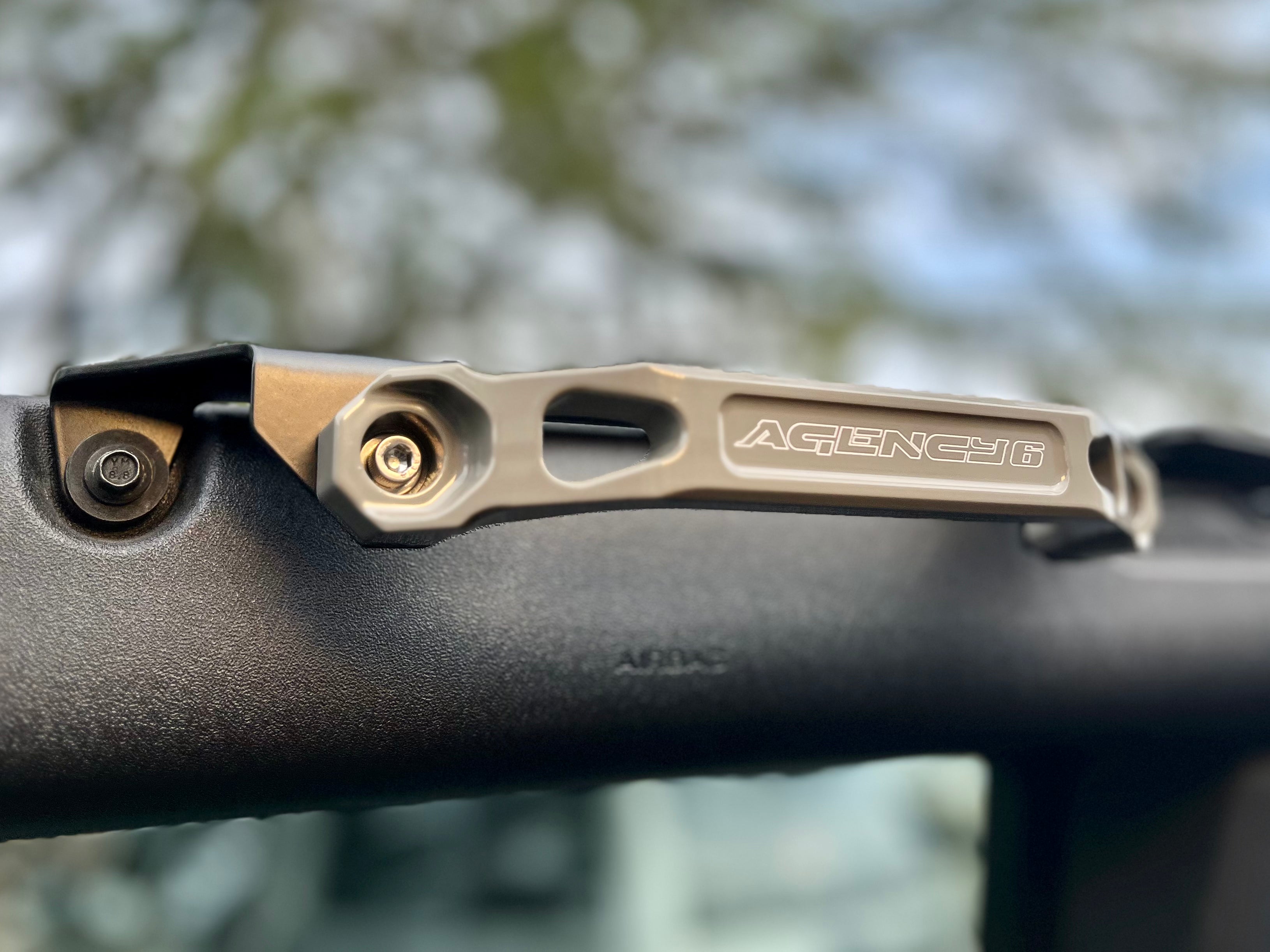 BRONCO_GRAB_HANDLE_STILL_02 - NVMOS