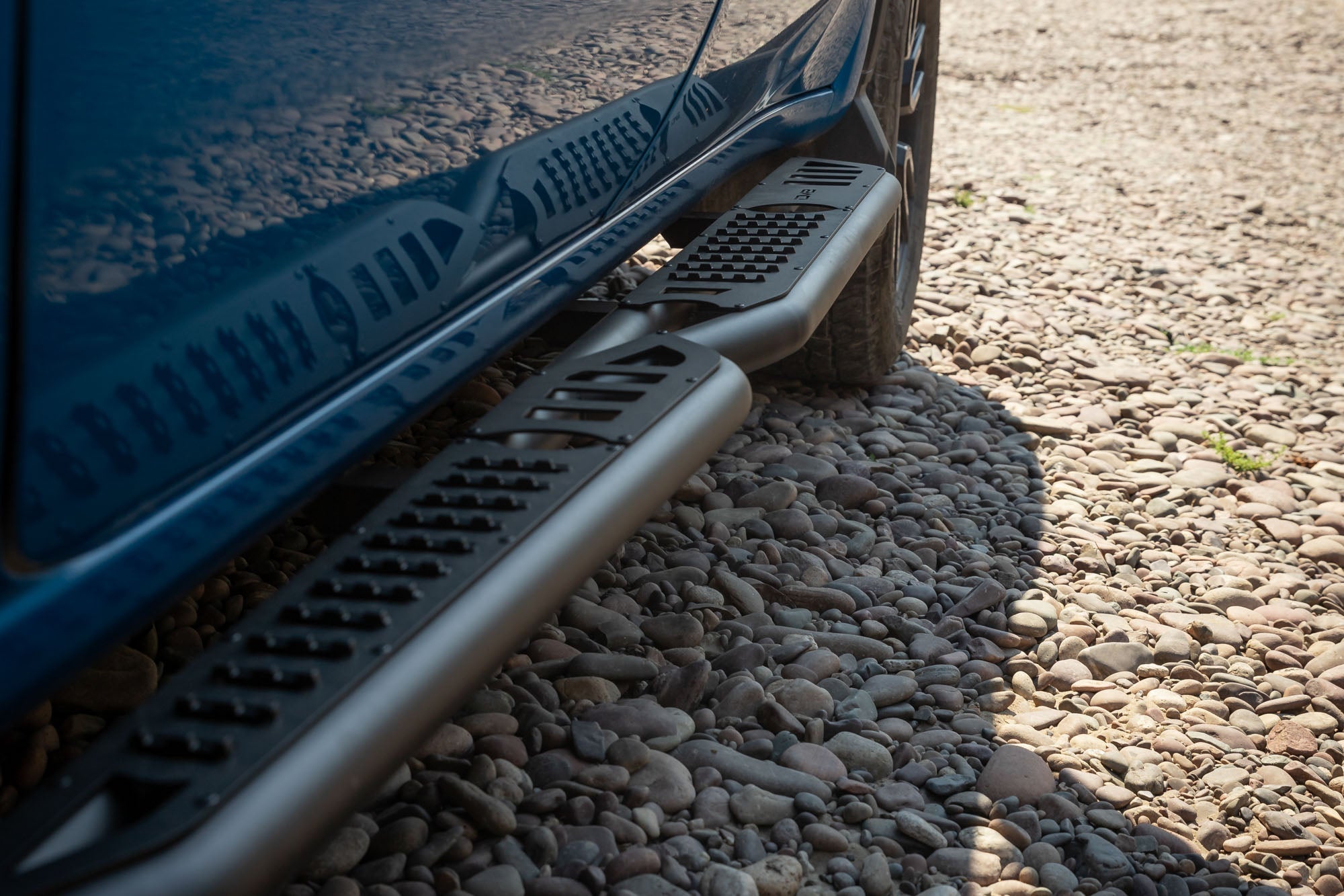 GMC-Sierra-1500-OE-Plus-Side-Steps-Zach-Ciero-1 - NVMOS