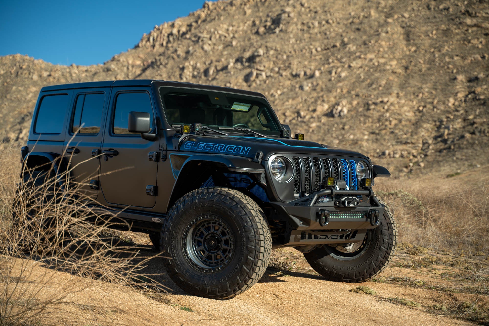Jeep-4XE-A-Pillar-Dual-Pod-light-Mounts_Installed-01 - NVMOS