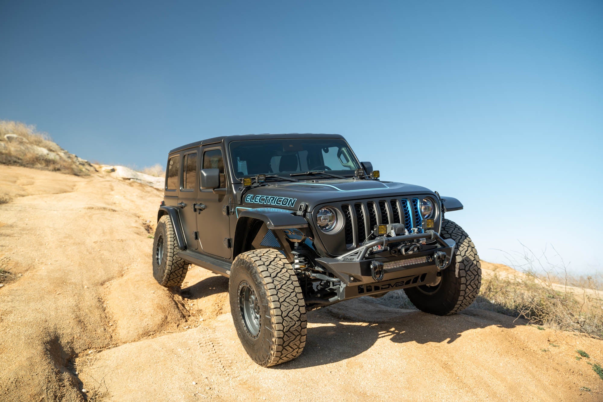 Jeep-4XE-A-Pillar-Dual-Pod-light-Mounts_Installed-13 - NVMOS