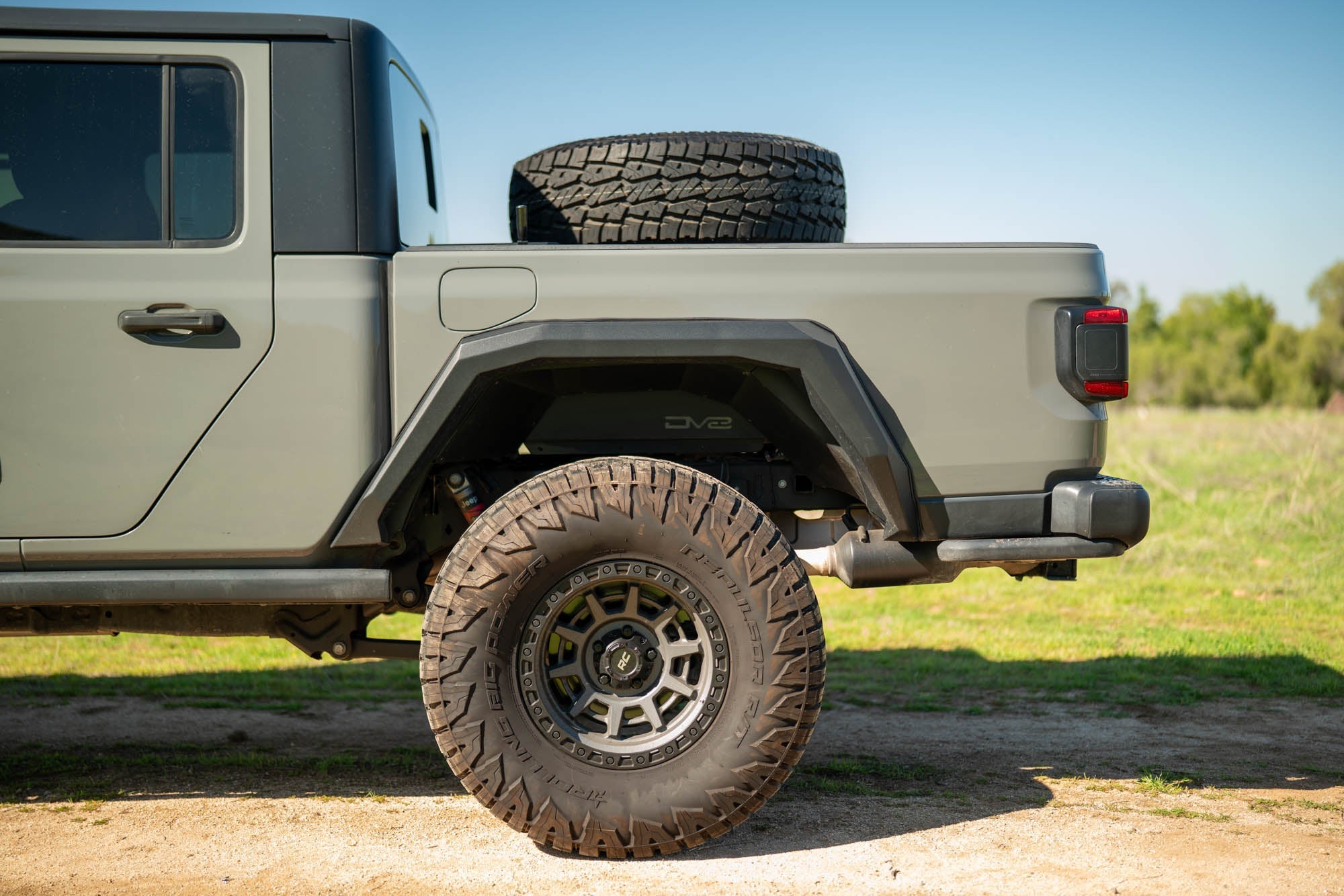 Jeep-Gladiator-JT-Adjustable-In-Bed-Spare-Tire-Carrier-Outdoor-10 - NVMOS