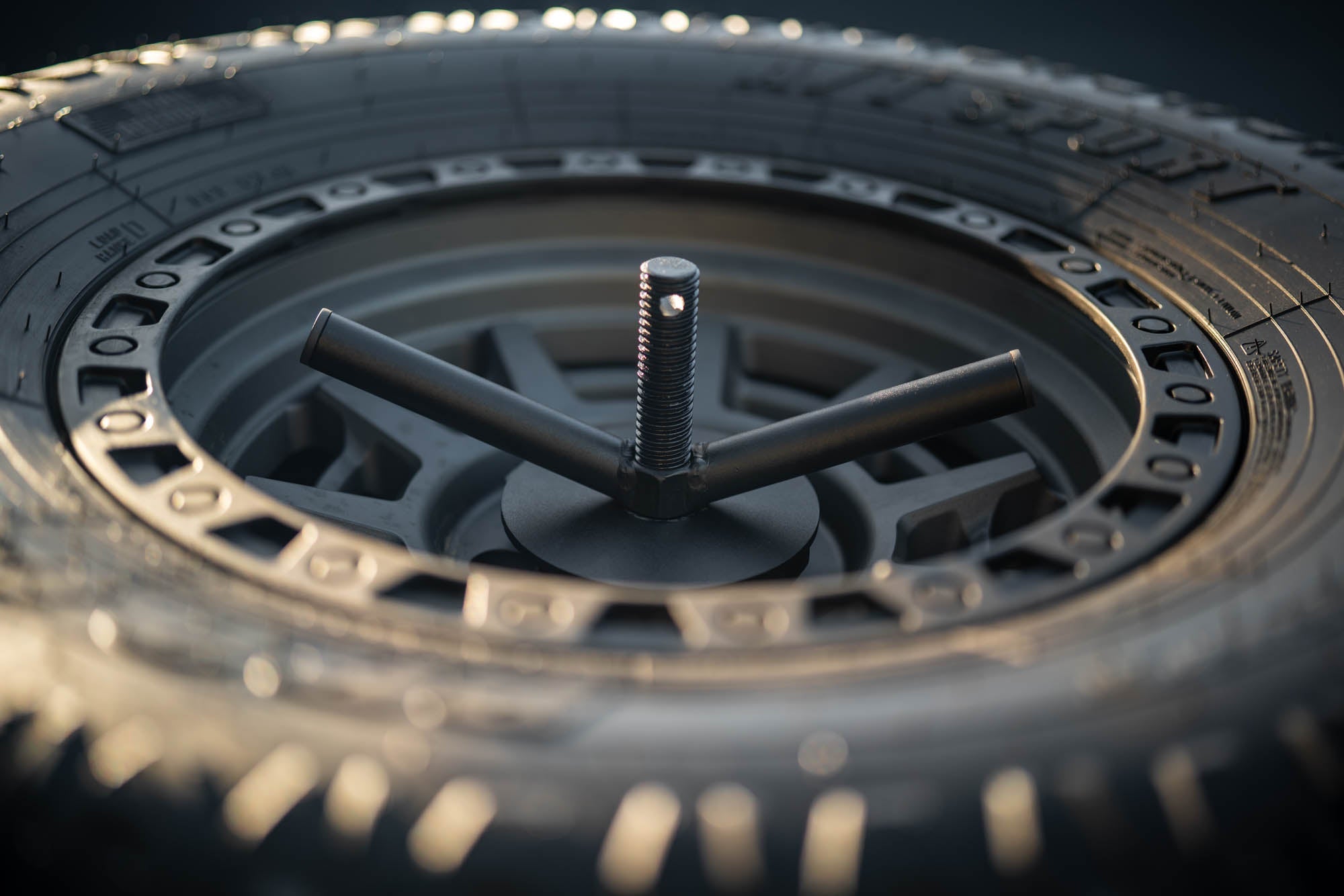 Jeep-Gladiator-JT-Adjustable-In-Bed-Spare-Tire-Carrier-Outdoor-17 - NVMOS