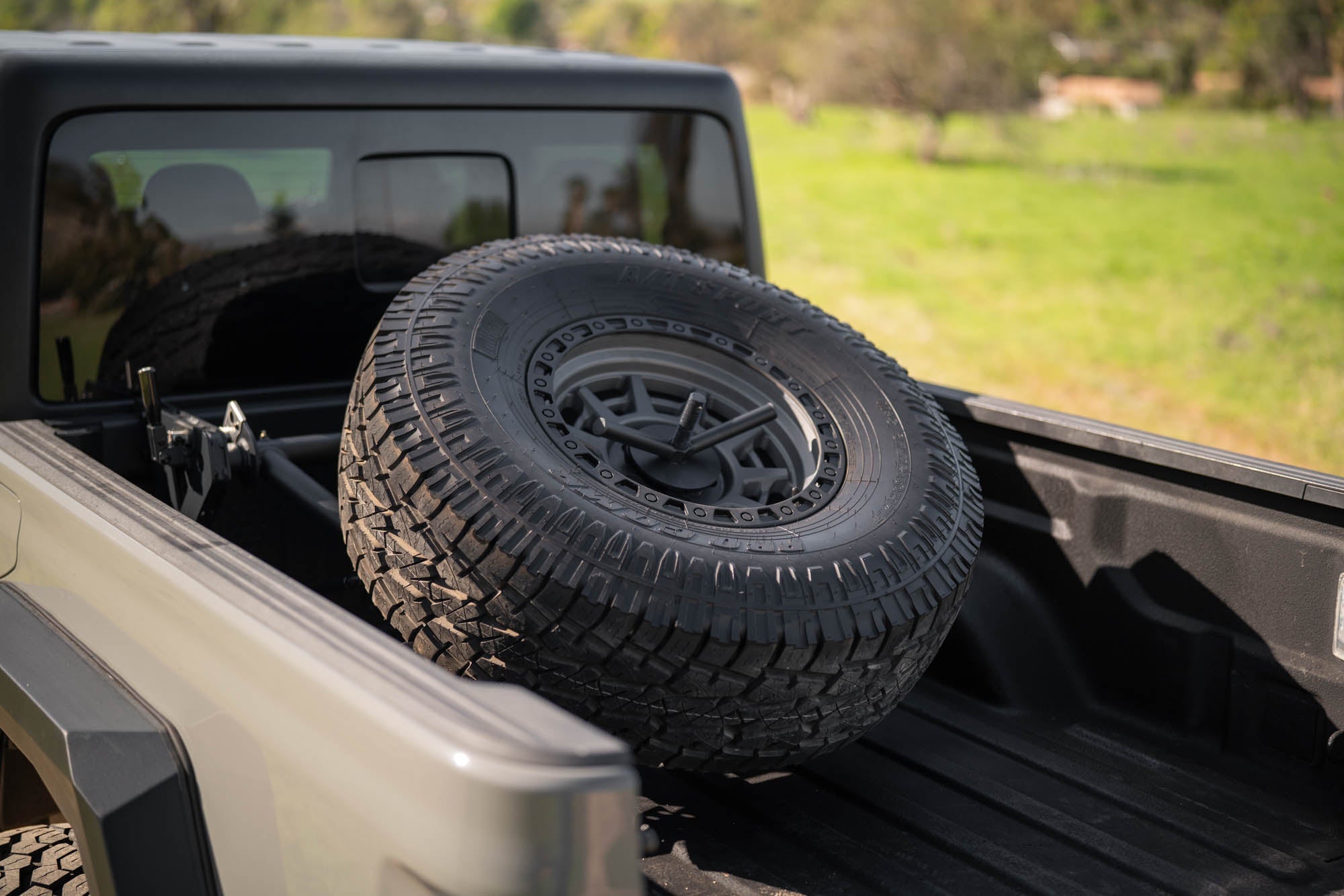 Jeep-Gladiator-JT-Adjustable-In-Bed-Spare-Tire-Carrier-Outdoor-18 - NVMOS