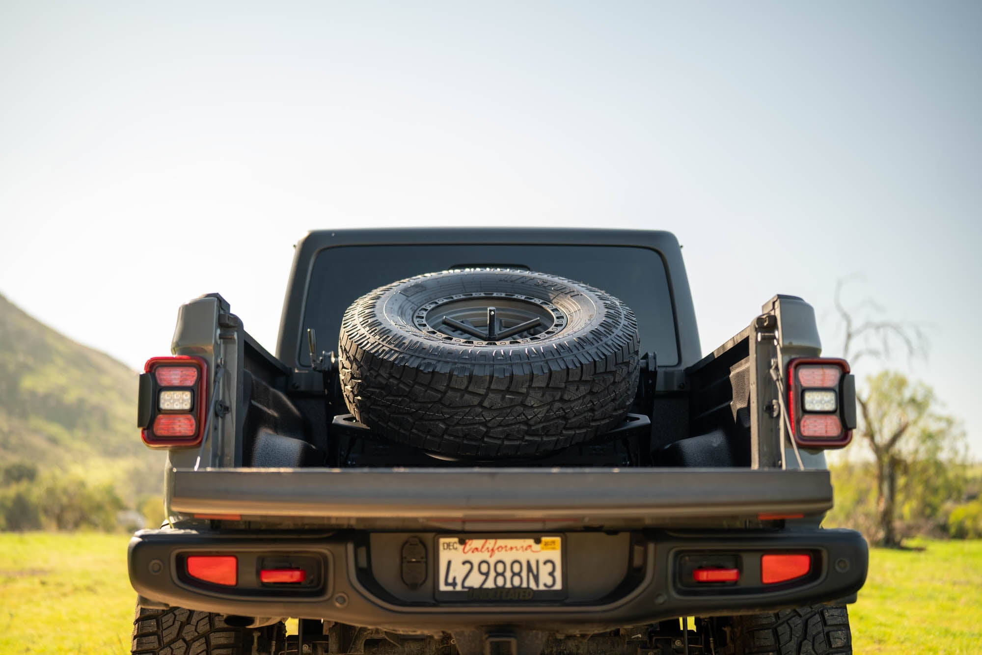 Jeep-Gladiator-JT-Adjustable-In-Bed-Spare-Tire-Carrier-Outdoor-19 - NVMOS