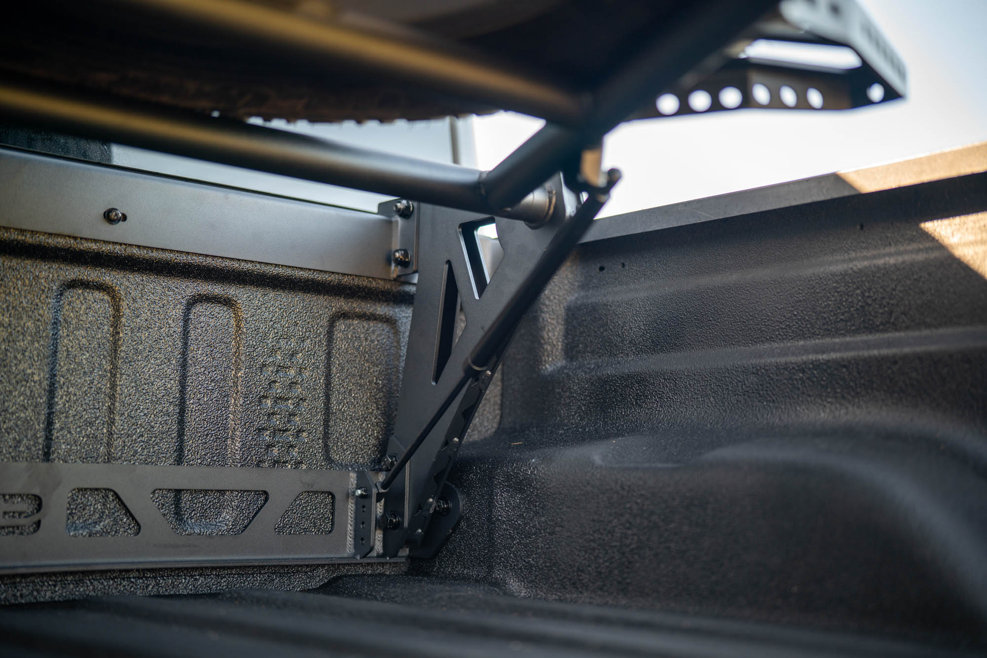 Jeep-Gladiator-JT-Adjustable-In-Bed-Spare-Tire-Carrier-Outdoor-20 - NVMOS