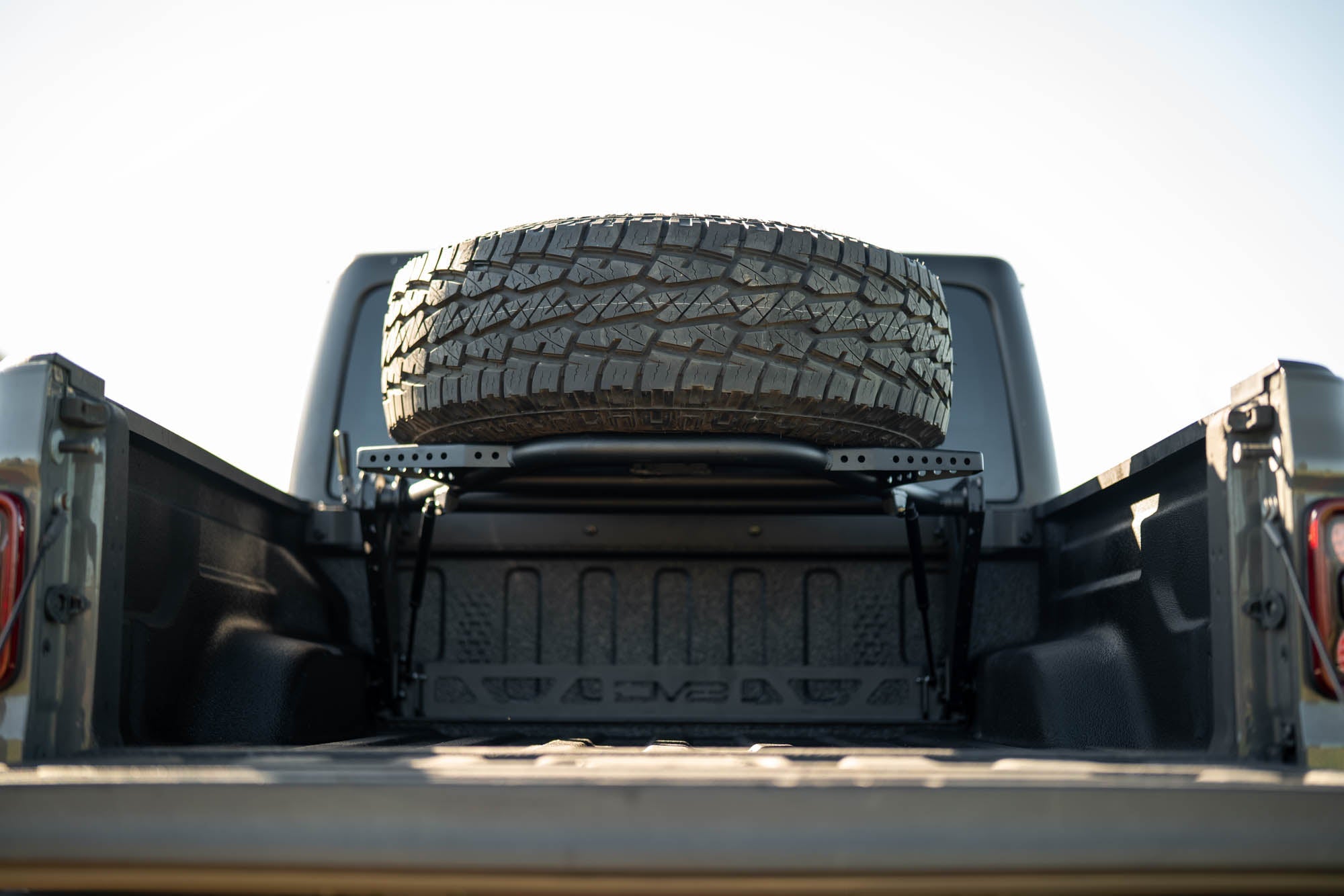 Jeep-Gladiator-JT-Adjustable-In-Bed-Spare-Tire-Carrier-Outdoor-22 - NVMOS
