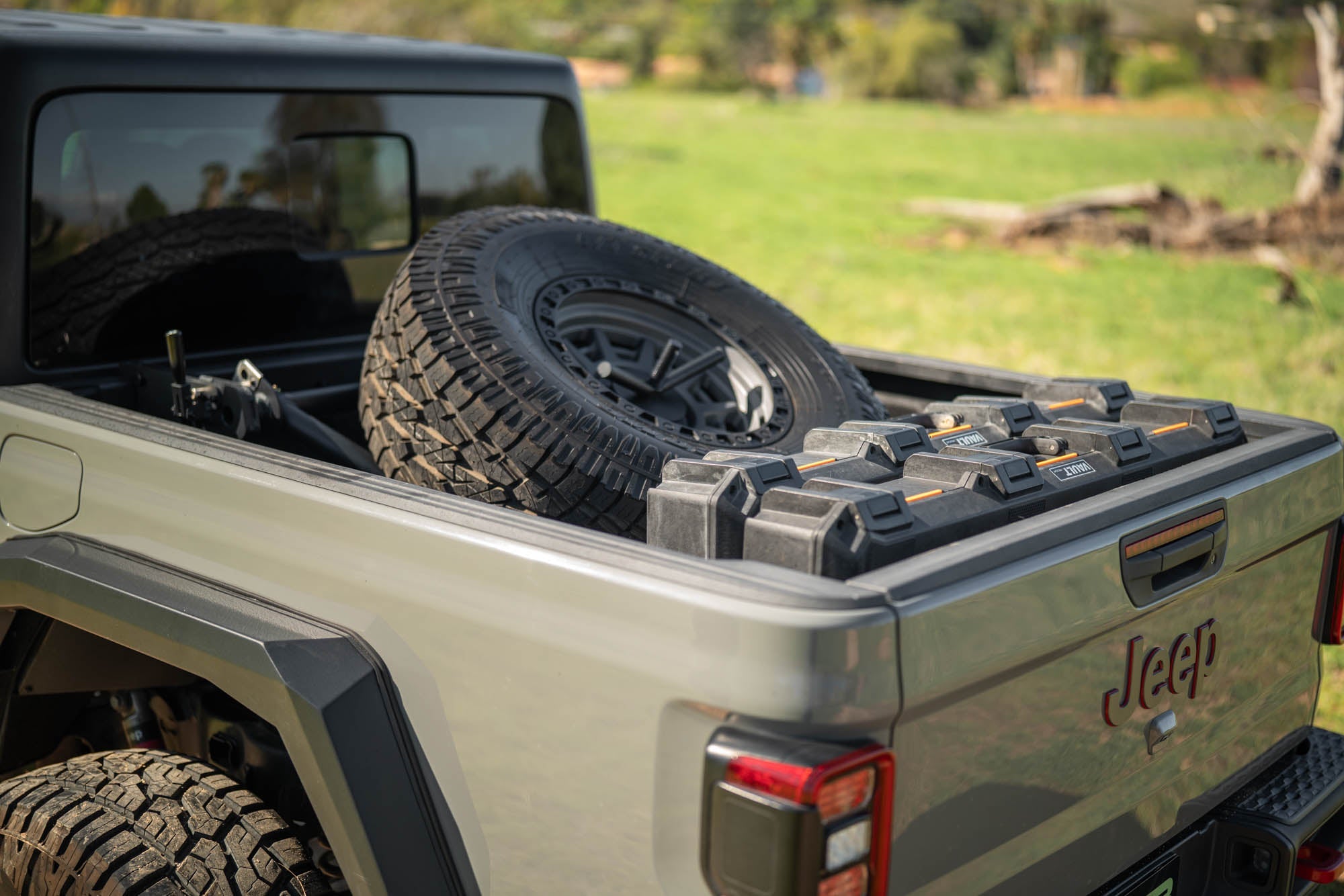 Jeep-Gladiator-JT-Adjustable-In-Bed-Spare-Tire-Carrier-Outdoor-9 - NVMOS