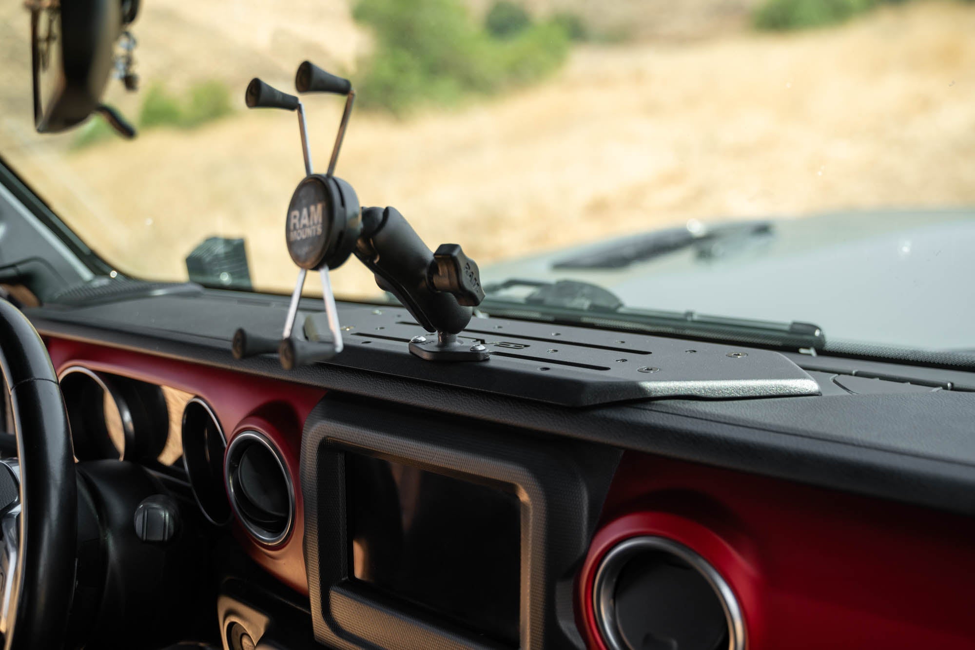 Jeep-Wrangler-JL-_-Gladiator-JT-Device-Dash-Mount-V2-Installed-6 - NVMOS