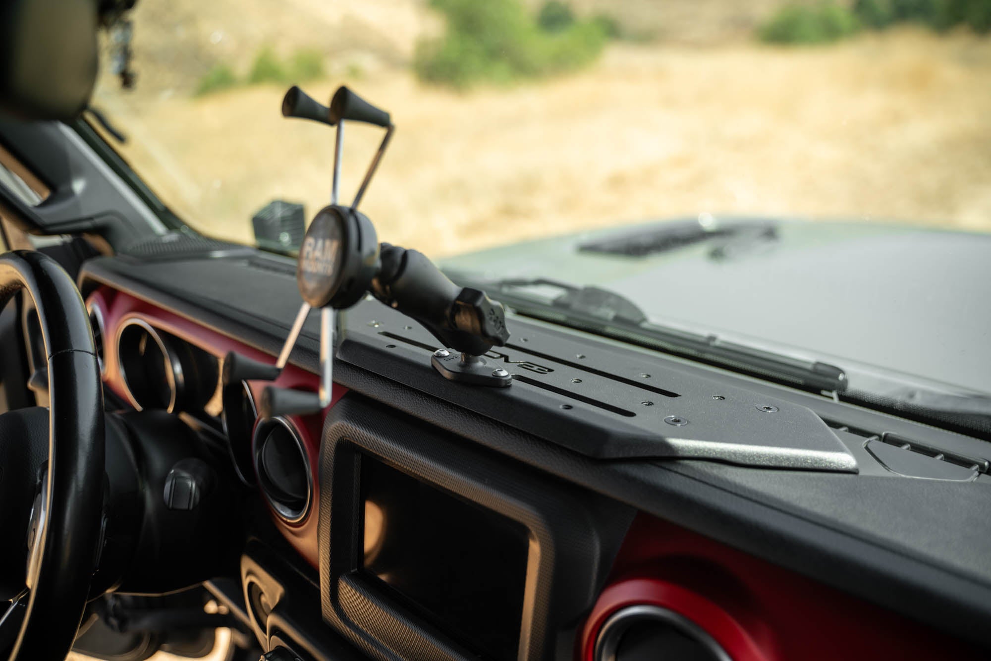 Jeep-Wrangler-JL-_-Gladiator-JT-Device-Dash-Mount-V2-Installed-8 - NVMOS