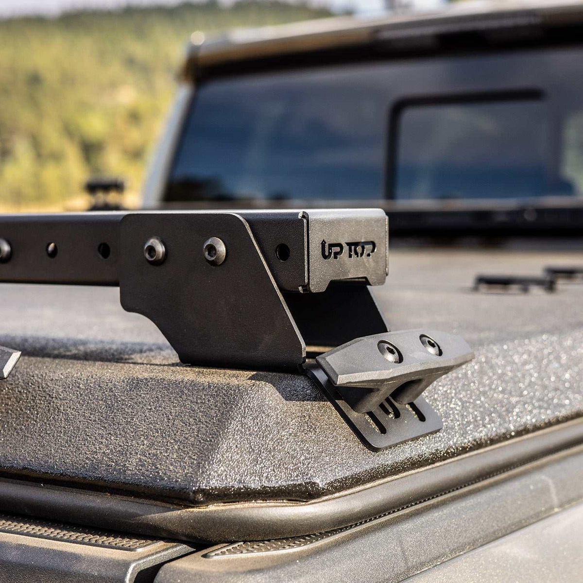 upTOP Overland crossbar kit on Retrax cover