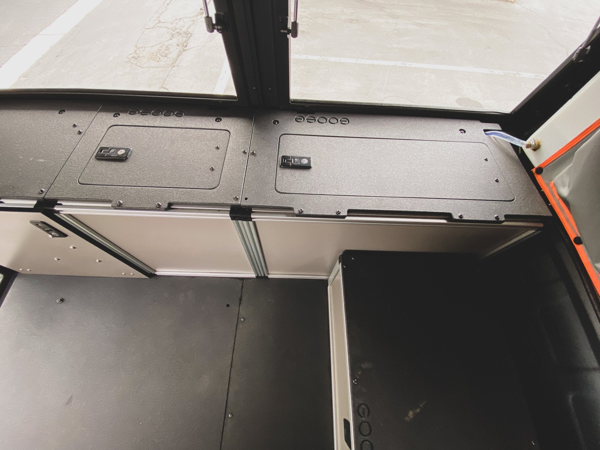 Alu-Cab Alu-Cabin 带顶篷露营车 - Ram 2500 &amp; 3500 2009 年至今第 4 代和第 5 代 - 中间实用模块 - 6 英尺 4 英寸床